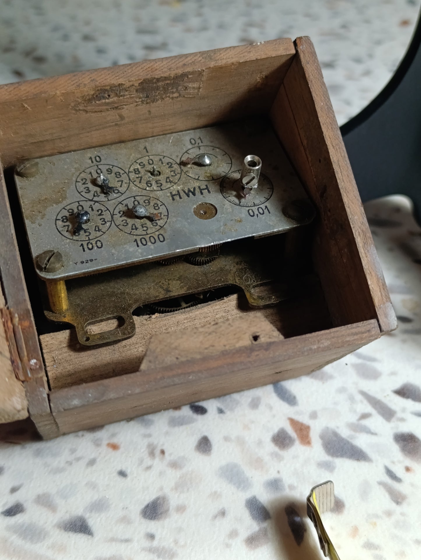 Compteur mécanique ancien HWH Production Française à 5 cadrans décimaux