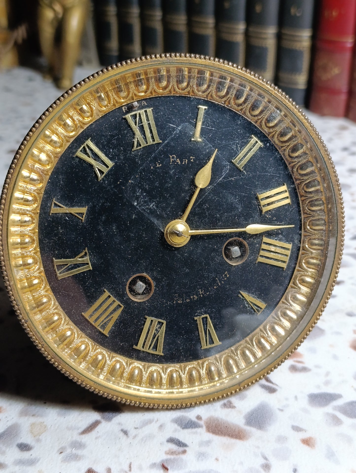 Réveil ancien mécanique de voyage – Cadran noir et chiffres romains dorés – Paris – À restaurer