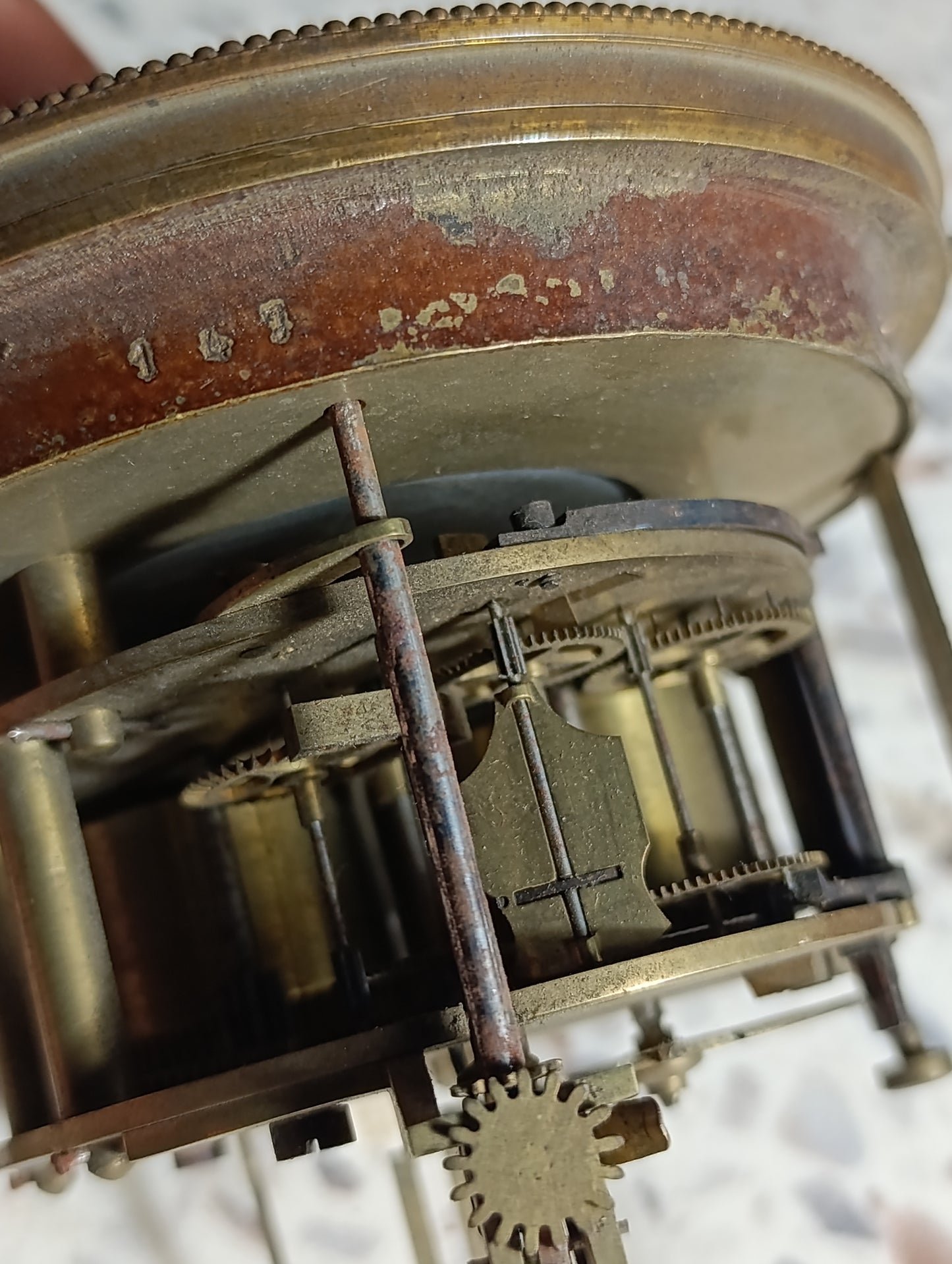 Réveil ancien mécanique de voyage – Cadran noir et chiffres romains dorés – Paris – À restaurer
