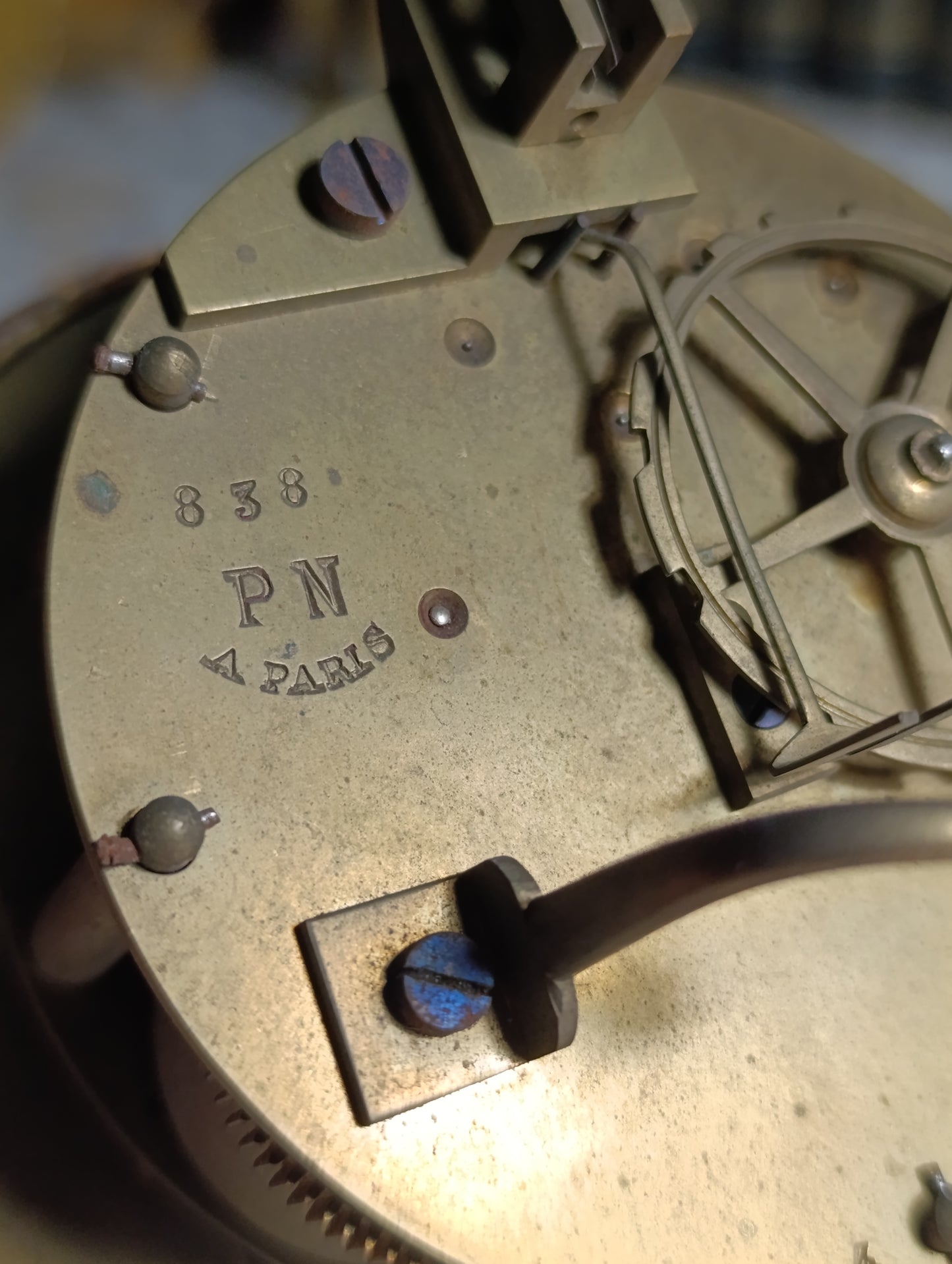 Réveil ancien mécanique de voyage – Cadran noir et chiffres romains dorés – Paris – À restaurer