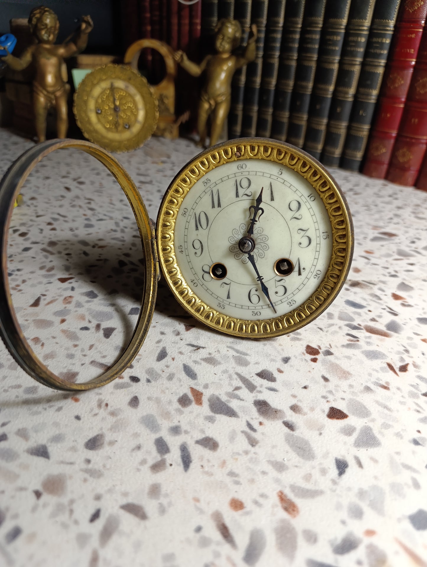 Réveil ancien mécanique en laiton doré – Cadran émaillé – À restaurer