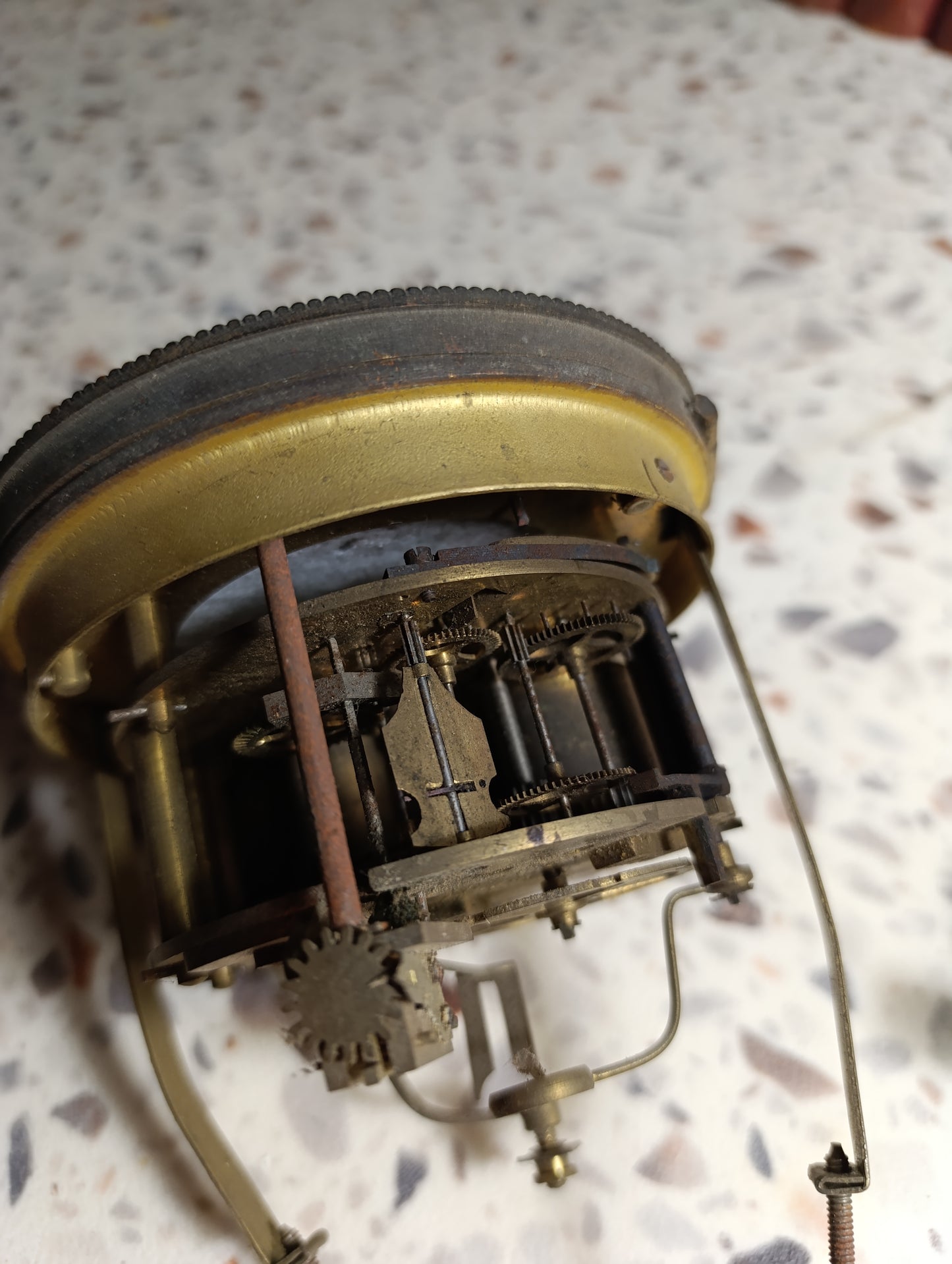 Réveil ancien mécanique en laiton doré – Cadran émaillé – À restaurer