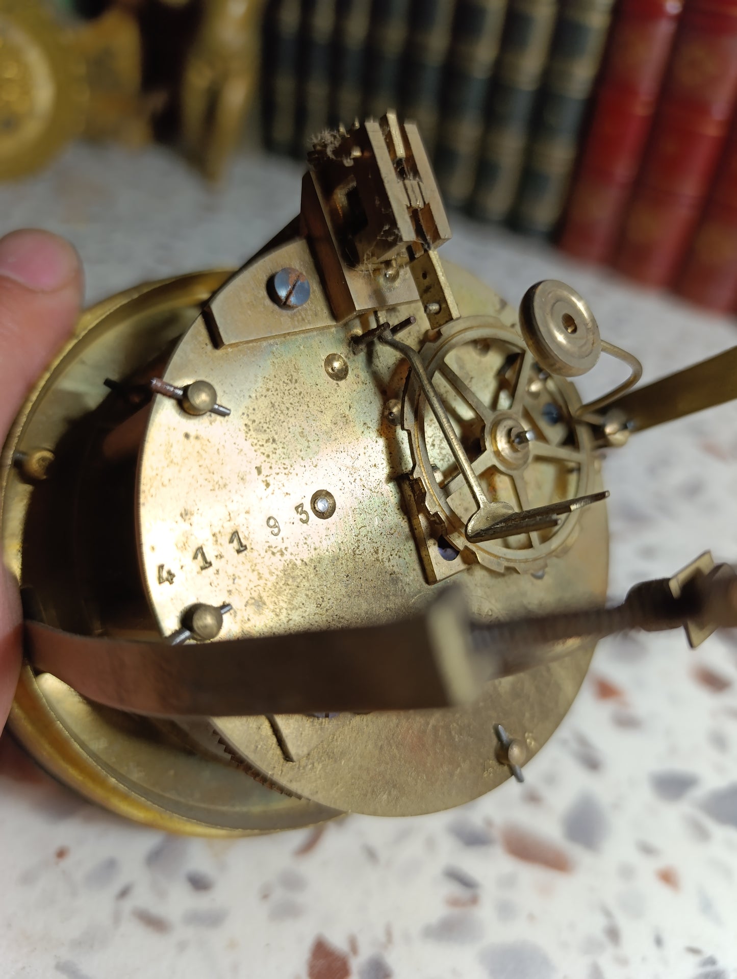Réveil ancien mécanique en laiton doré – Cadran émaillé – À restaurer