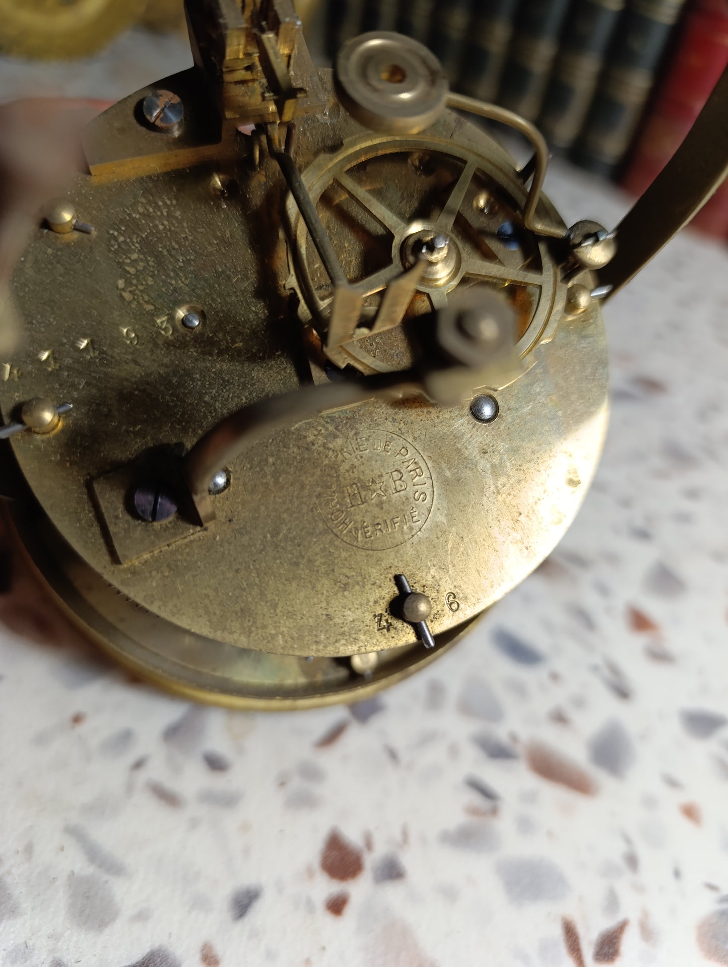 Réveil ancien mécanique en laiton doré – Cadran émaillé – À restaurer