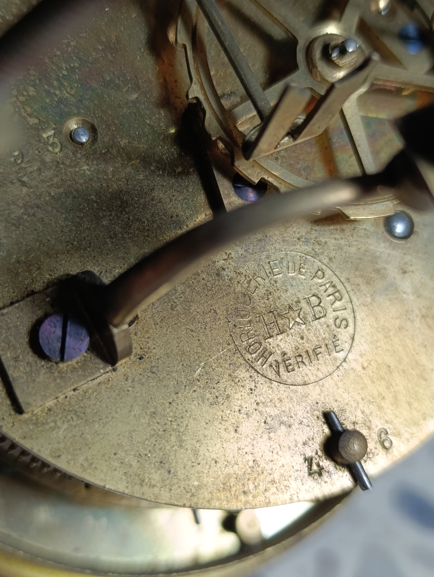Réveil ancien mécanique en laiton doré – Cadran émaillé – À restaurer
