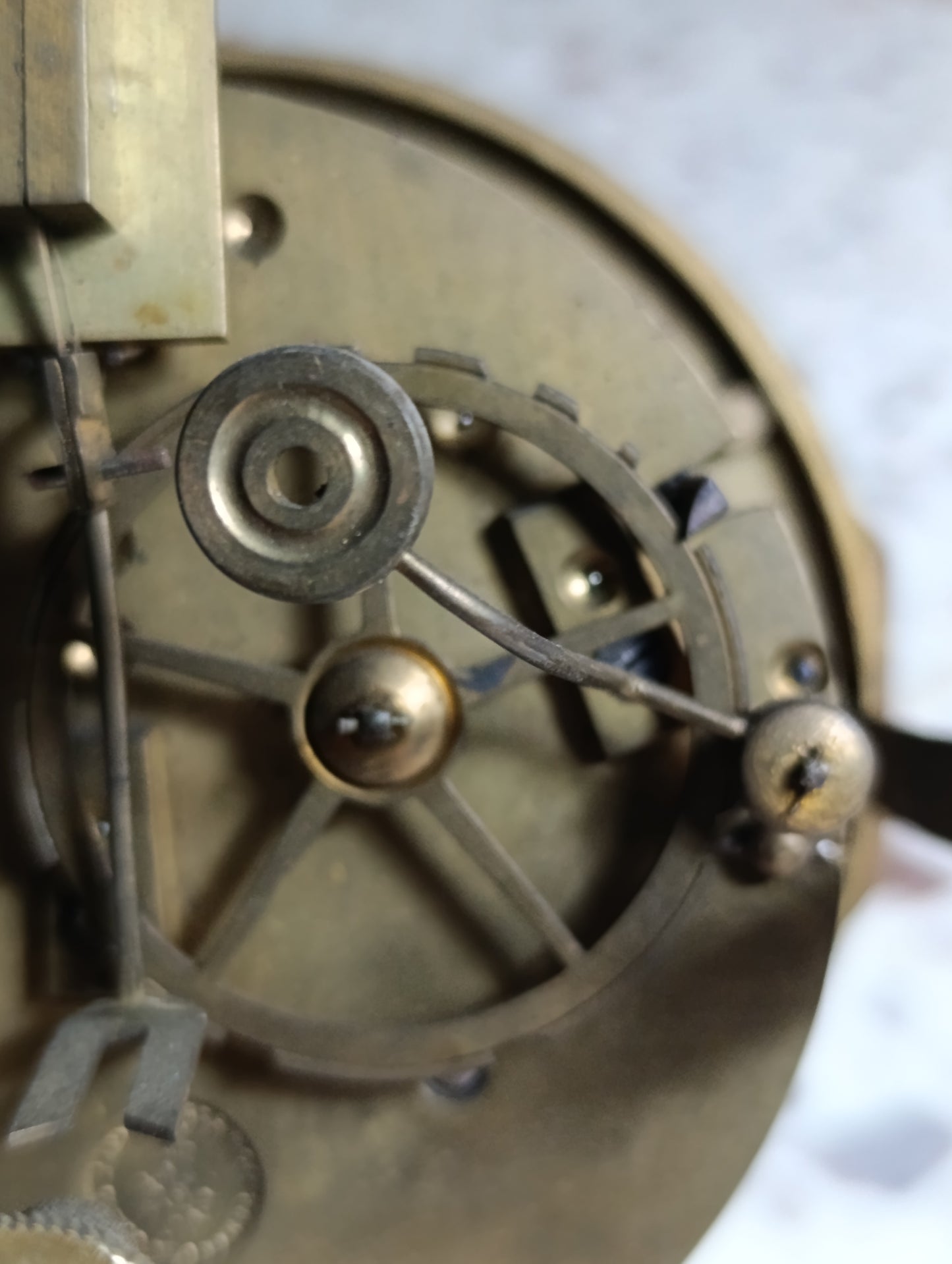 Réveil ancien mécanique Japy Frères – Cadran émaillé – Laiton – À restaurer