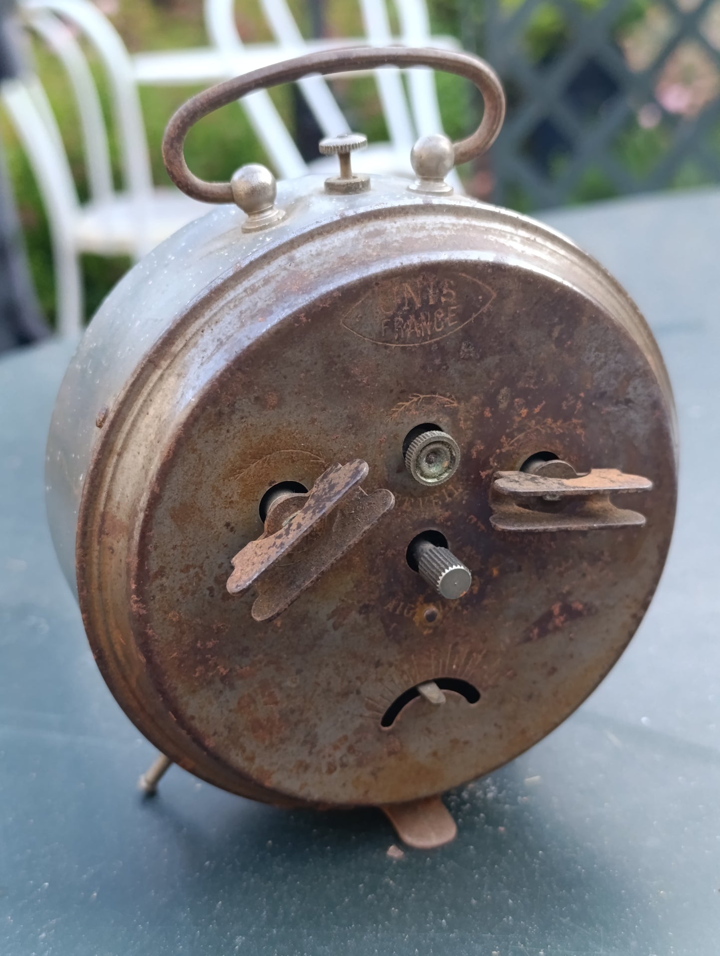 Réveil mécanique ancien en métal – Fonctionnel – Cadran Art Déco