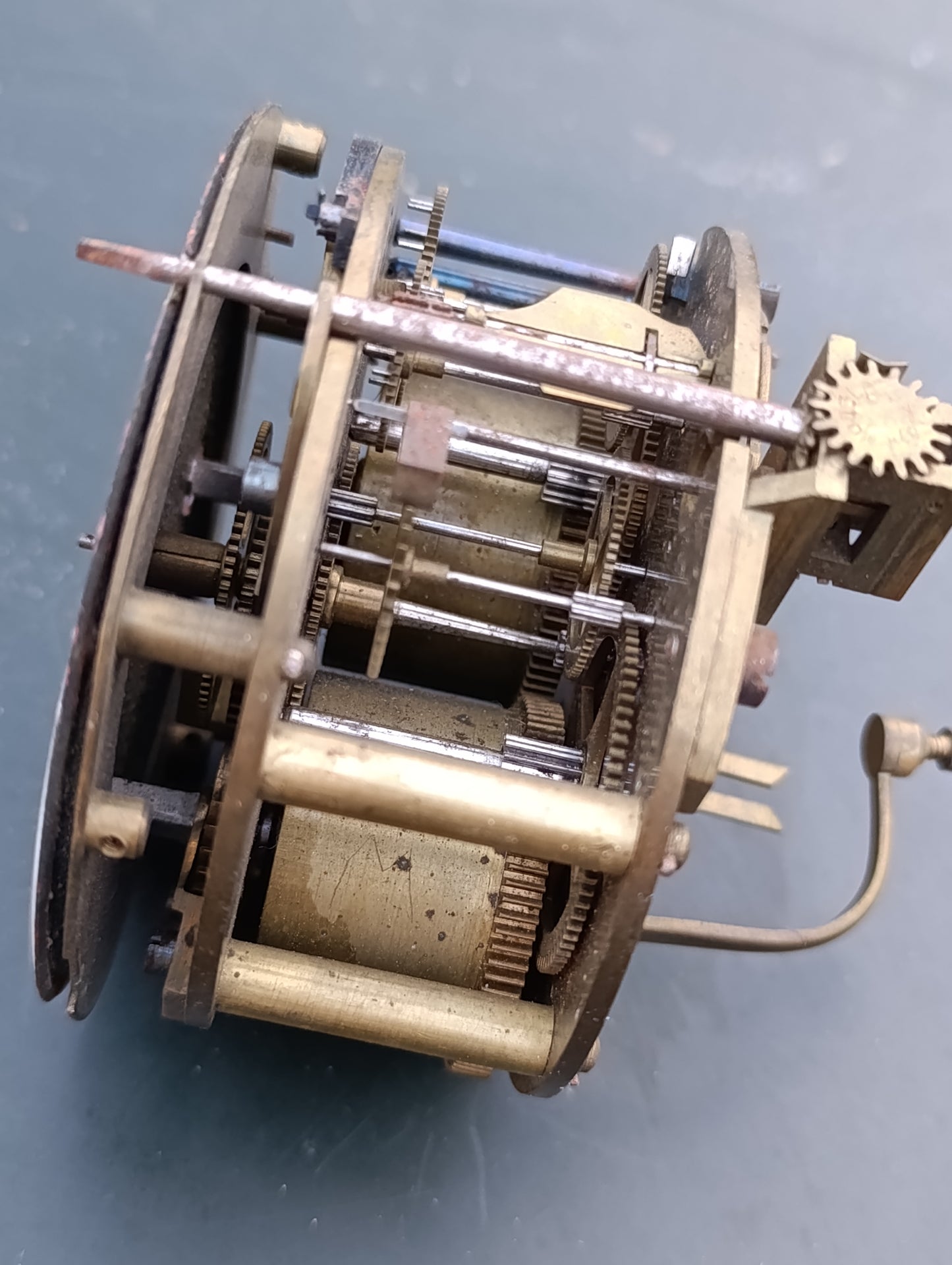 Mouvement de pendule ancien H. Molle Paris à sonnerie – cadran émaillé