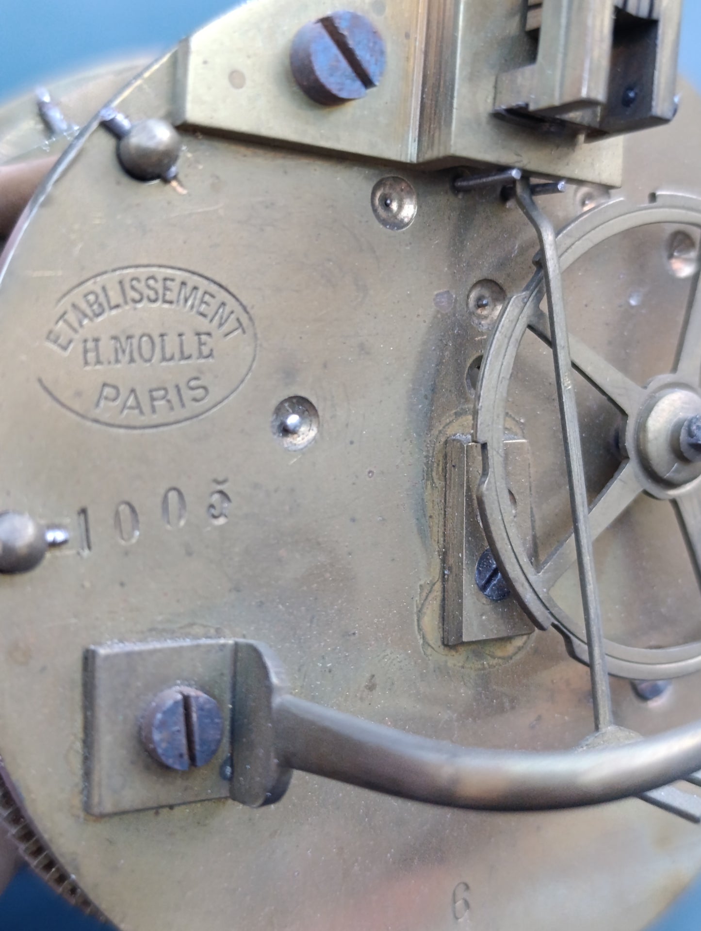 Mouvement de pendule ancien H. Molle Paris à sonnerie – cadran émaillé