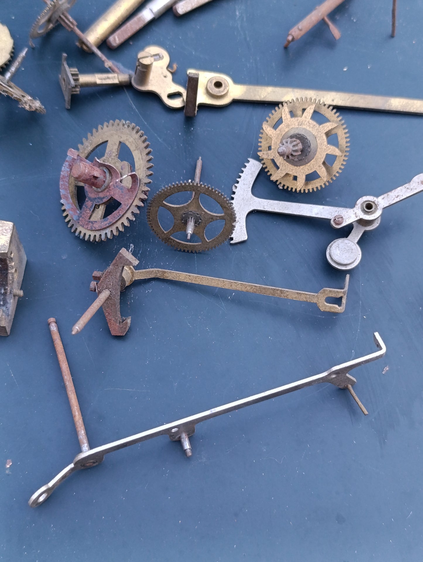 Lot de pièces d'horlogerie ancienne – rouages, échappements et composants de mouvements