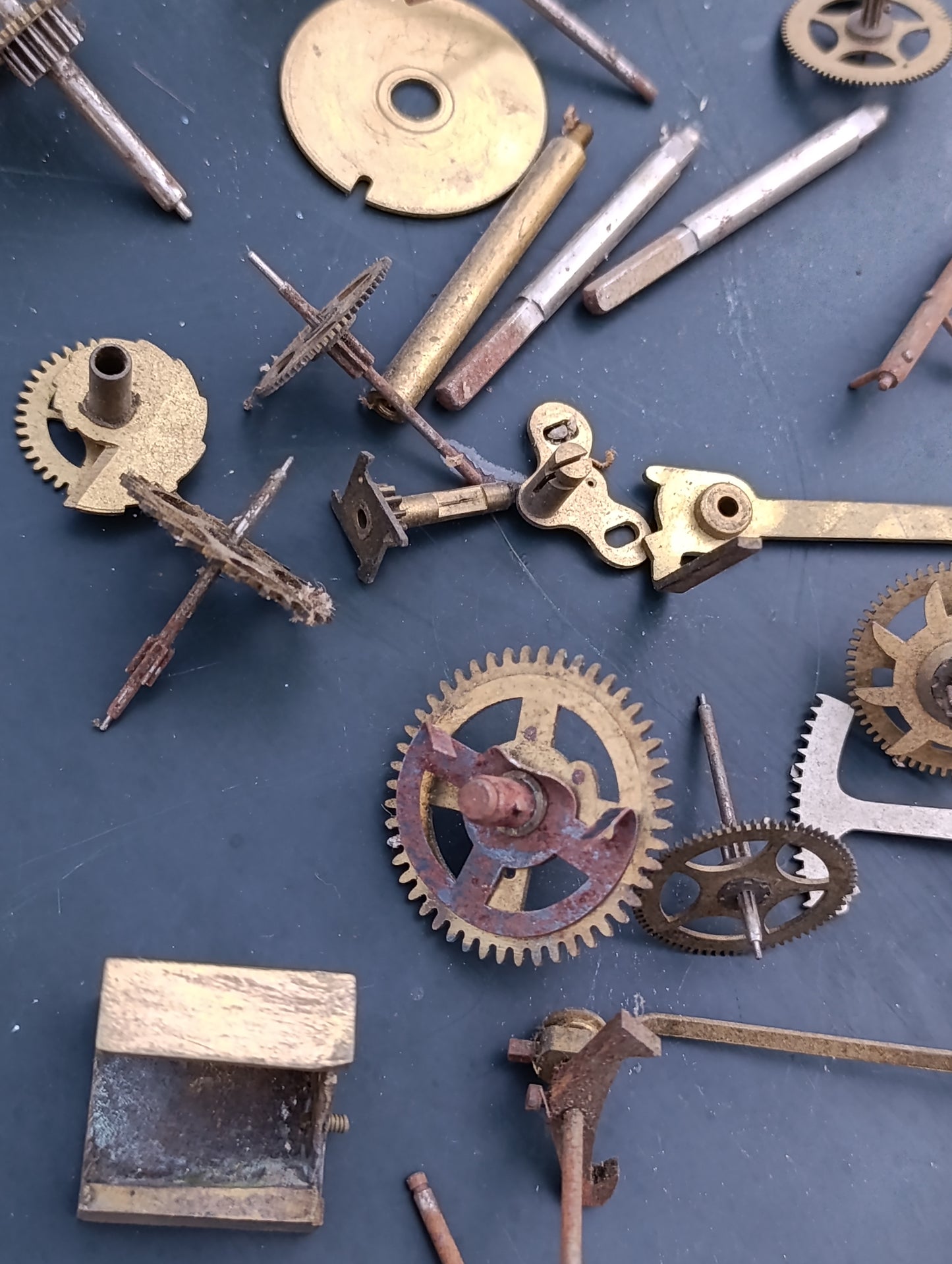 Lot de pièces d'horlogerie ancienne – rouages, échappements et composants de mouvements