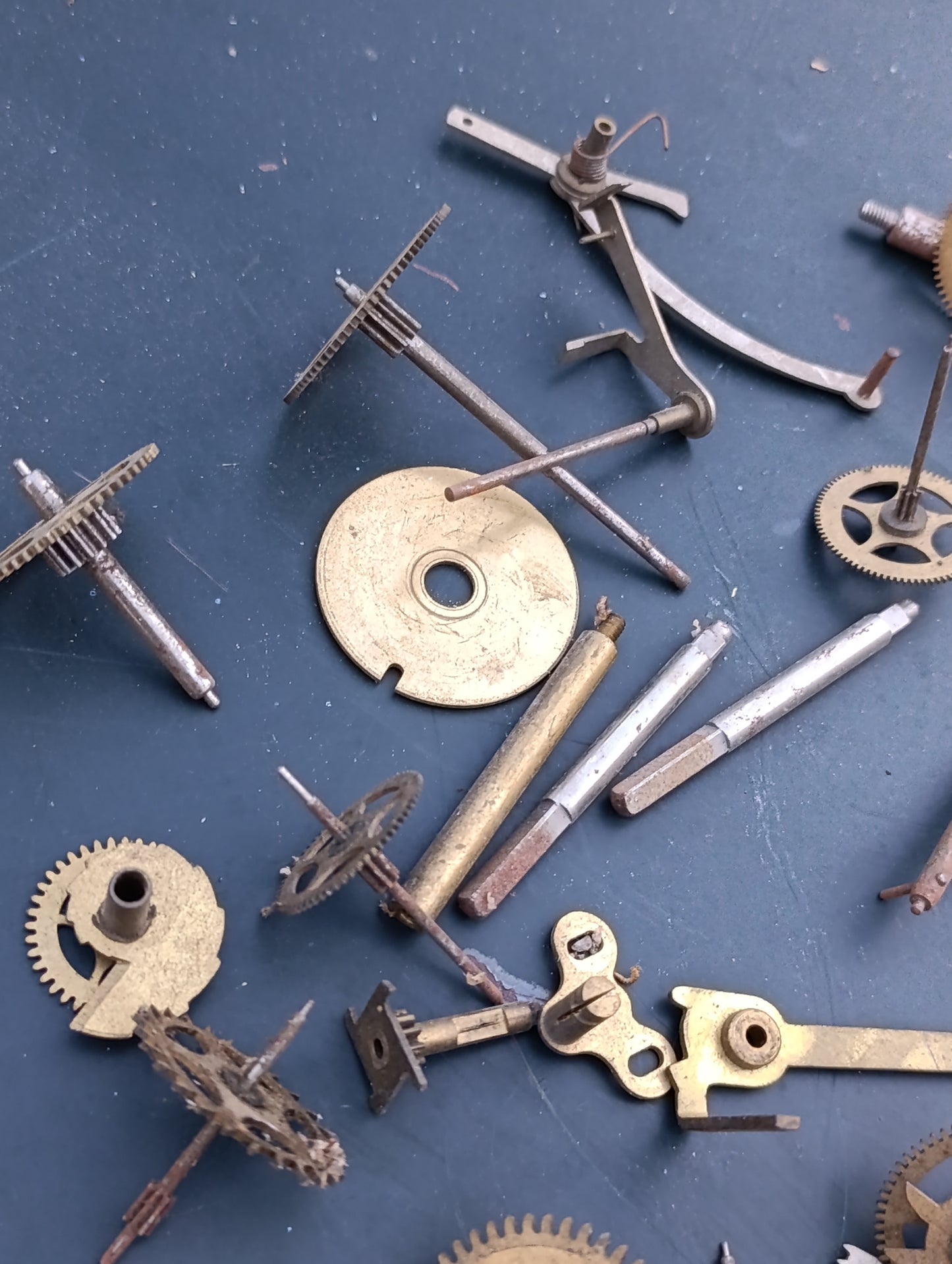 Lot de pièces d'horlogerie ancienne – rouages, échappements et composants de mouvements