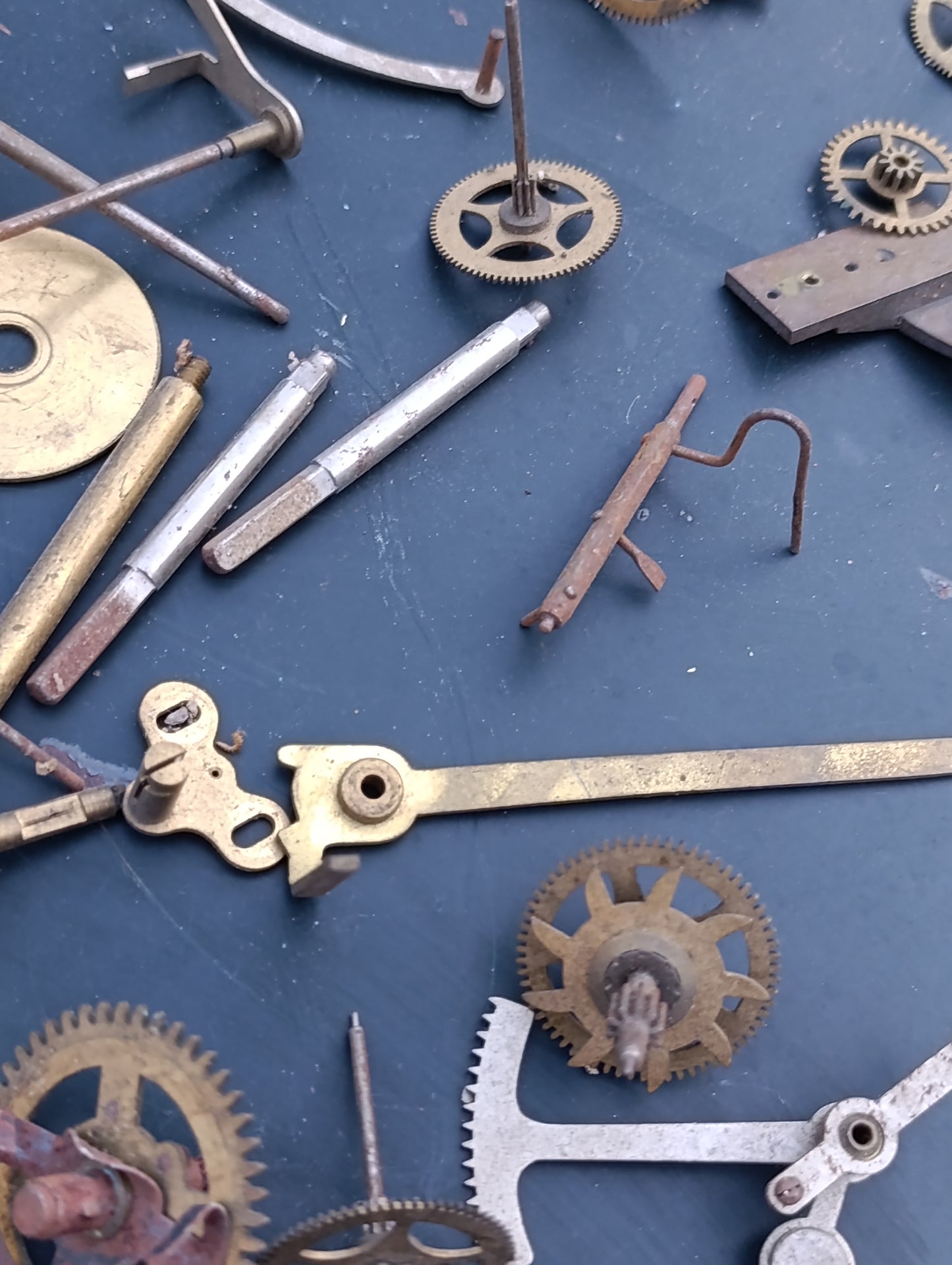 Lot de pièces d'horlogerie ancienne – rouages, échappements et composants de mouvements