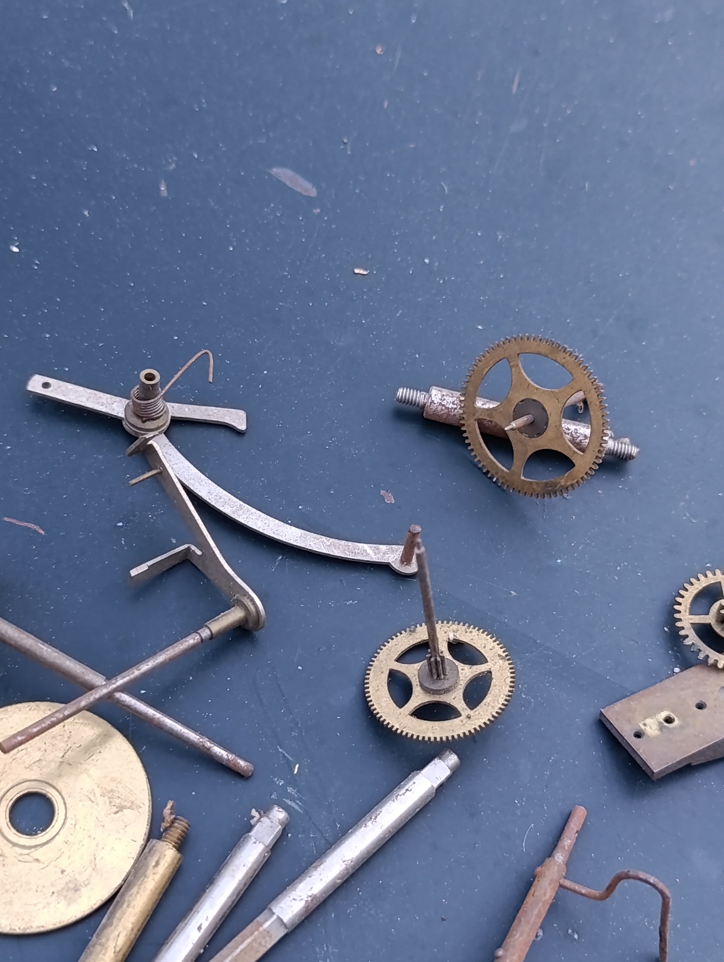 Lot de pièces d'horlogerie ancienne – rouages, échappements et composants de mouvements