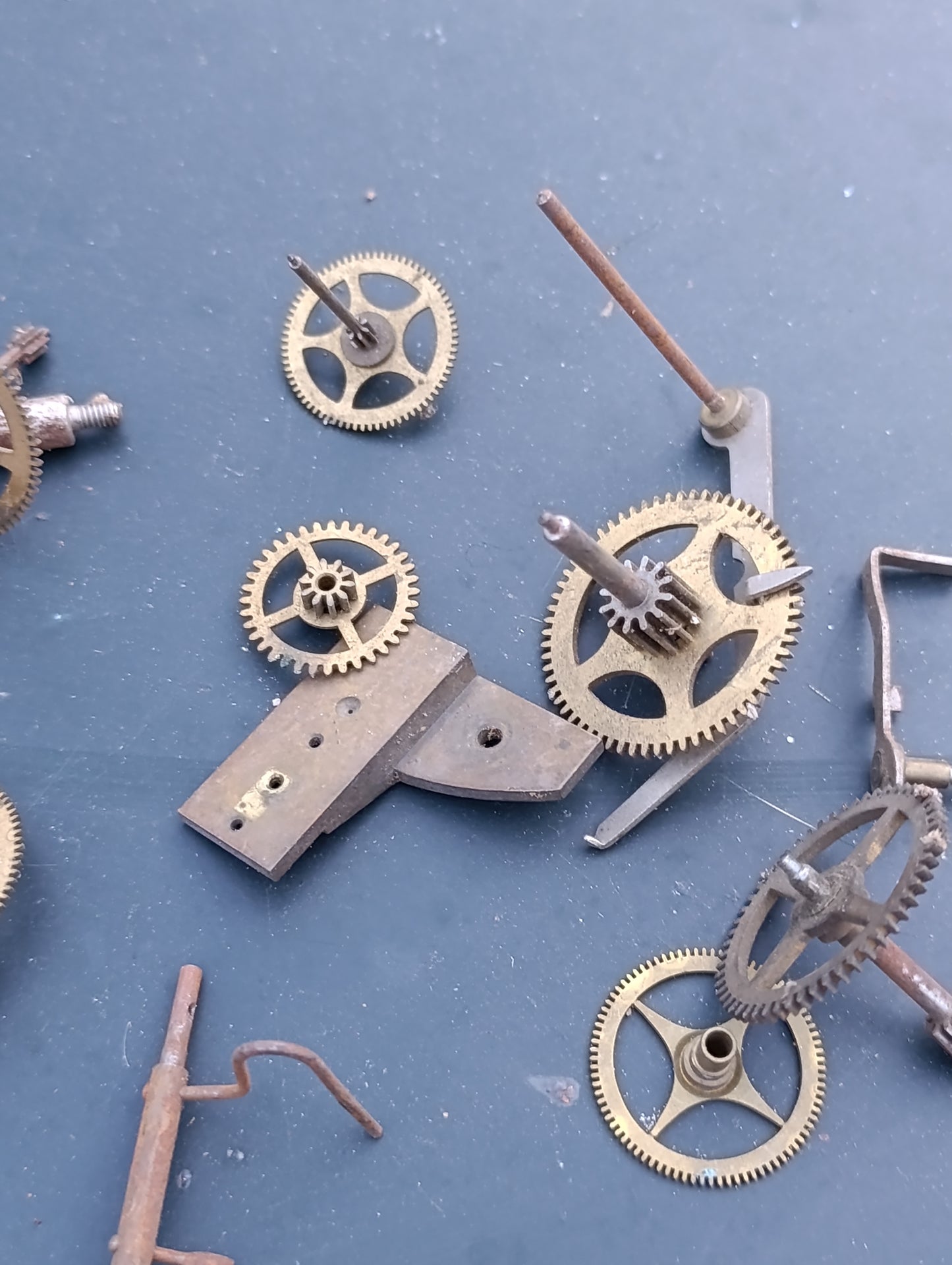 Lot de pièces d'horlogerie ancienne – rouages, échappements et composants de mouvements