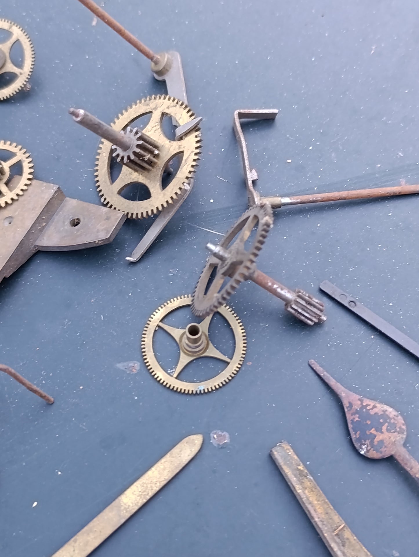 Lot de pièces d'horlogerie ancienne – rouages, échappements et composants de mouvements