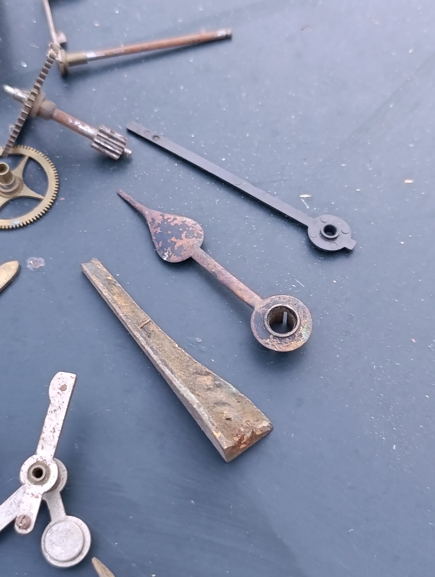 Lot de pièces d'horlogerie ancienne – rouages, échappements et composants de mouvements