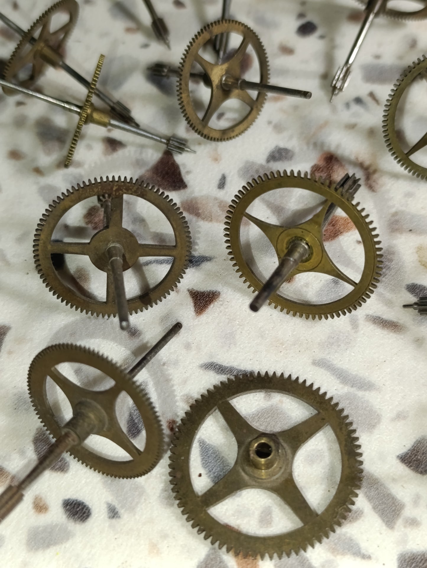 Lot de 14 roues dentées et axes d'horlogerie ancienne pour pièces ou restauration