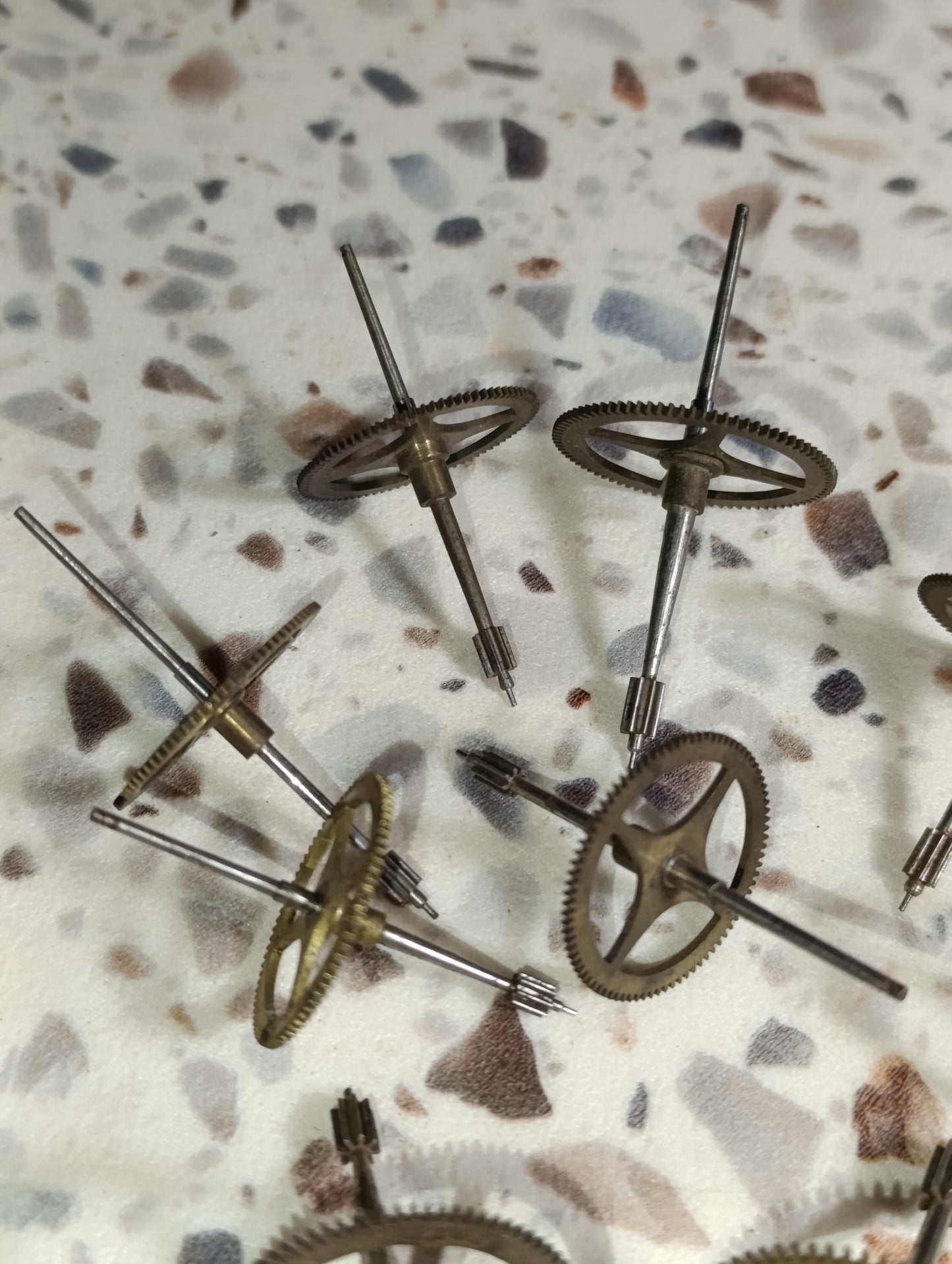 Lot de 14 roues dentées et axes d'horlogerie ancienne pour pièces ou restauration