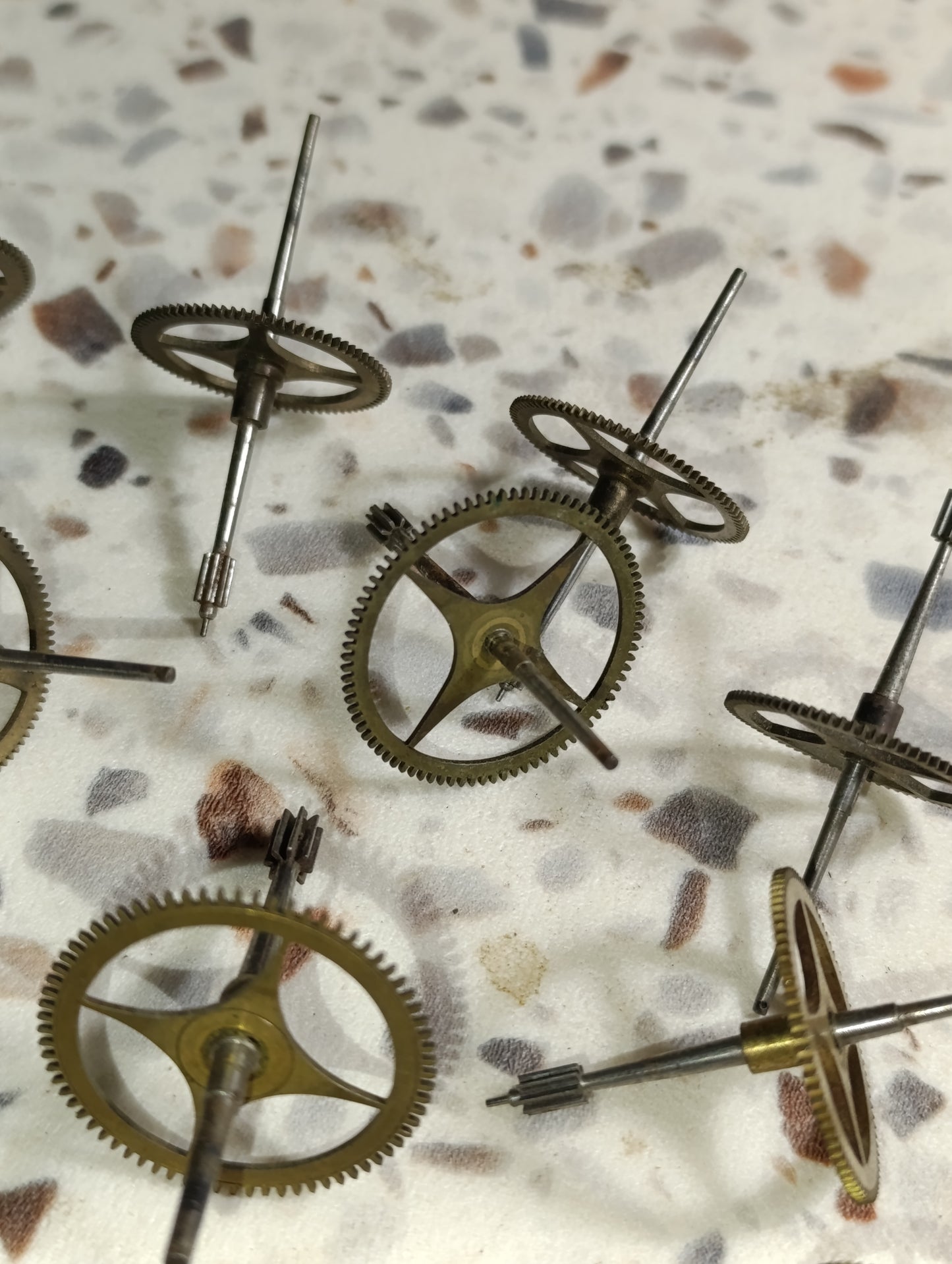 Lot de 14 roues dentées et axes d'horlogerie ancienne pour pièces ou restauration