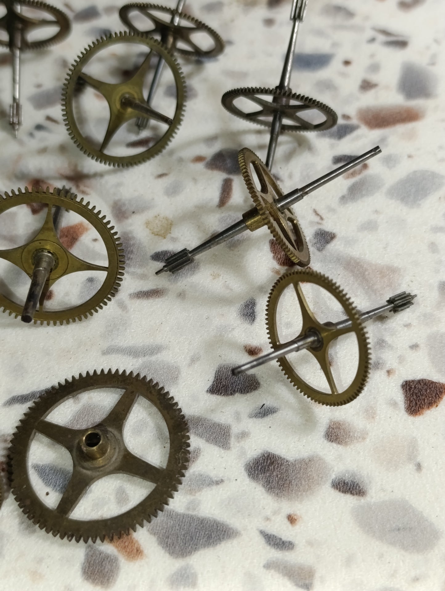Lot de 14 roues dentées et axes d'horlogerie ancienne pour pièces ou restauration