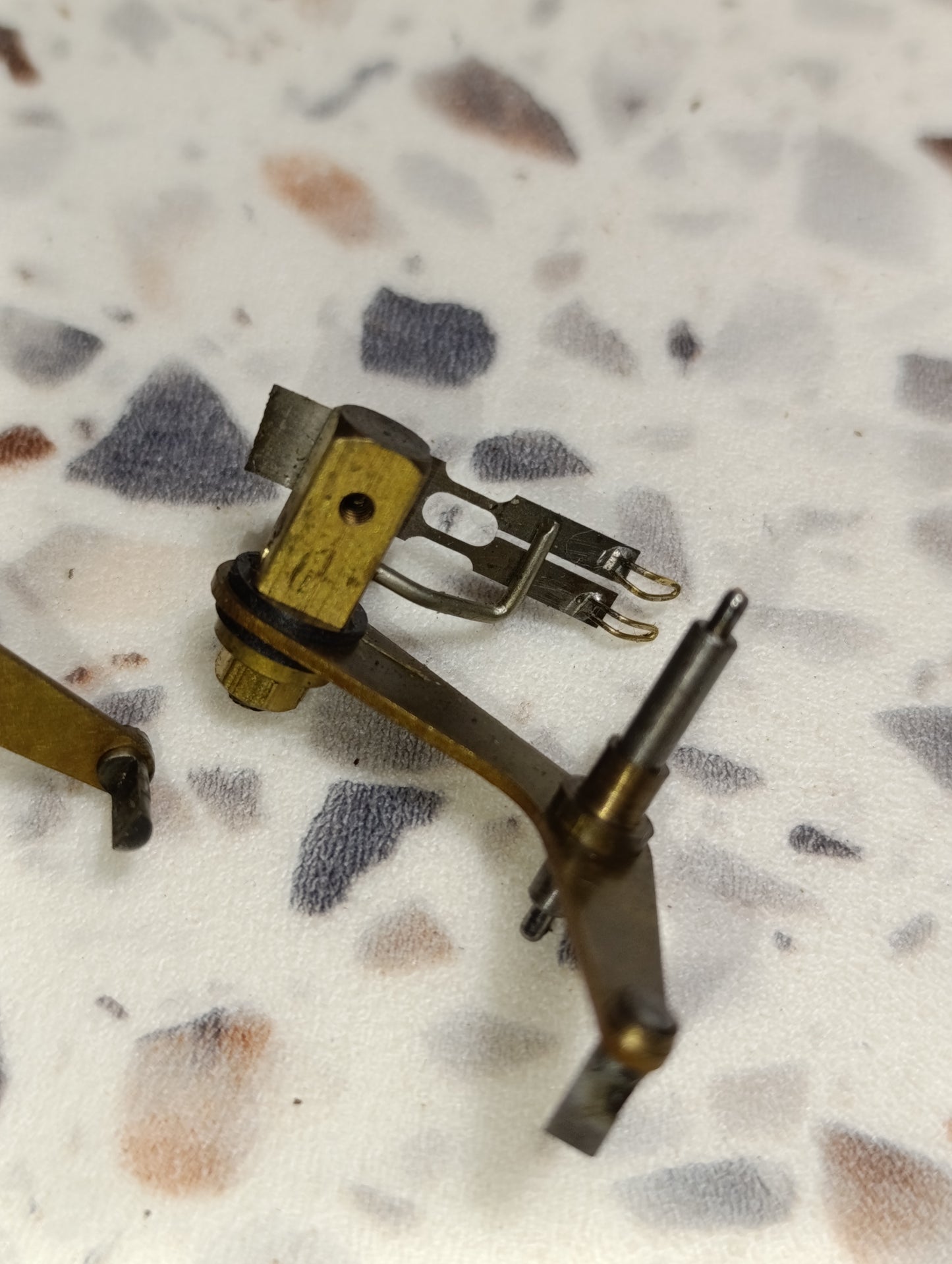 Lot de 2 pièces mécanisme pour horlogerie électrique ancienne
