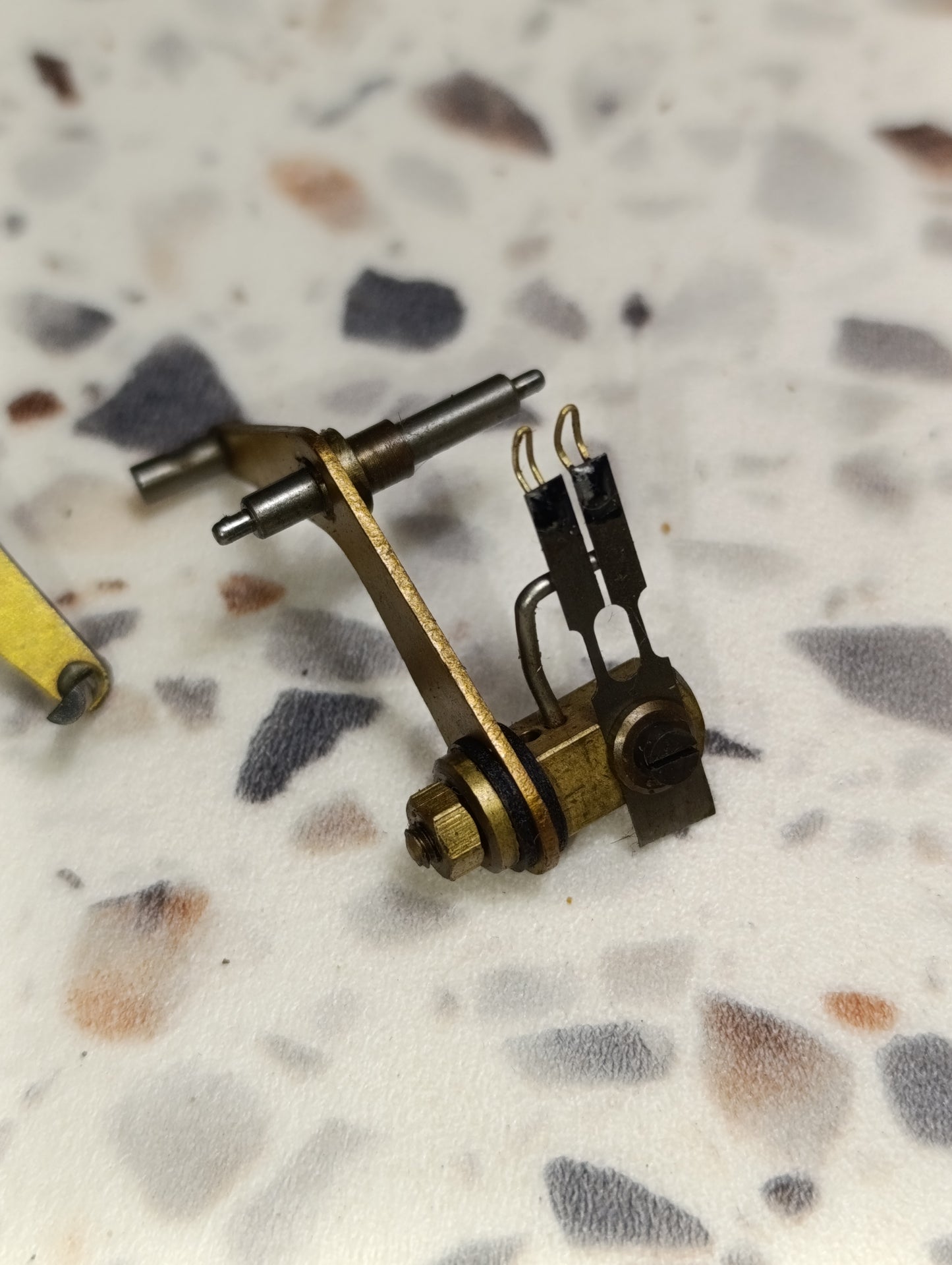 Lot de 2 pièces mécanisme pour horlogerie électrique ancienne