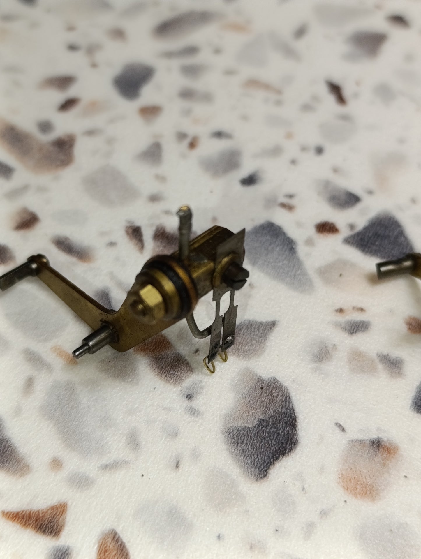 Lot de 2 pièces mécanisme pour horlogerie électrique ancienne