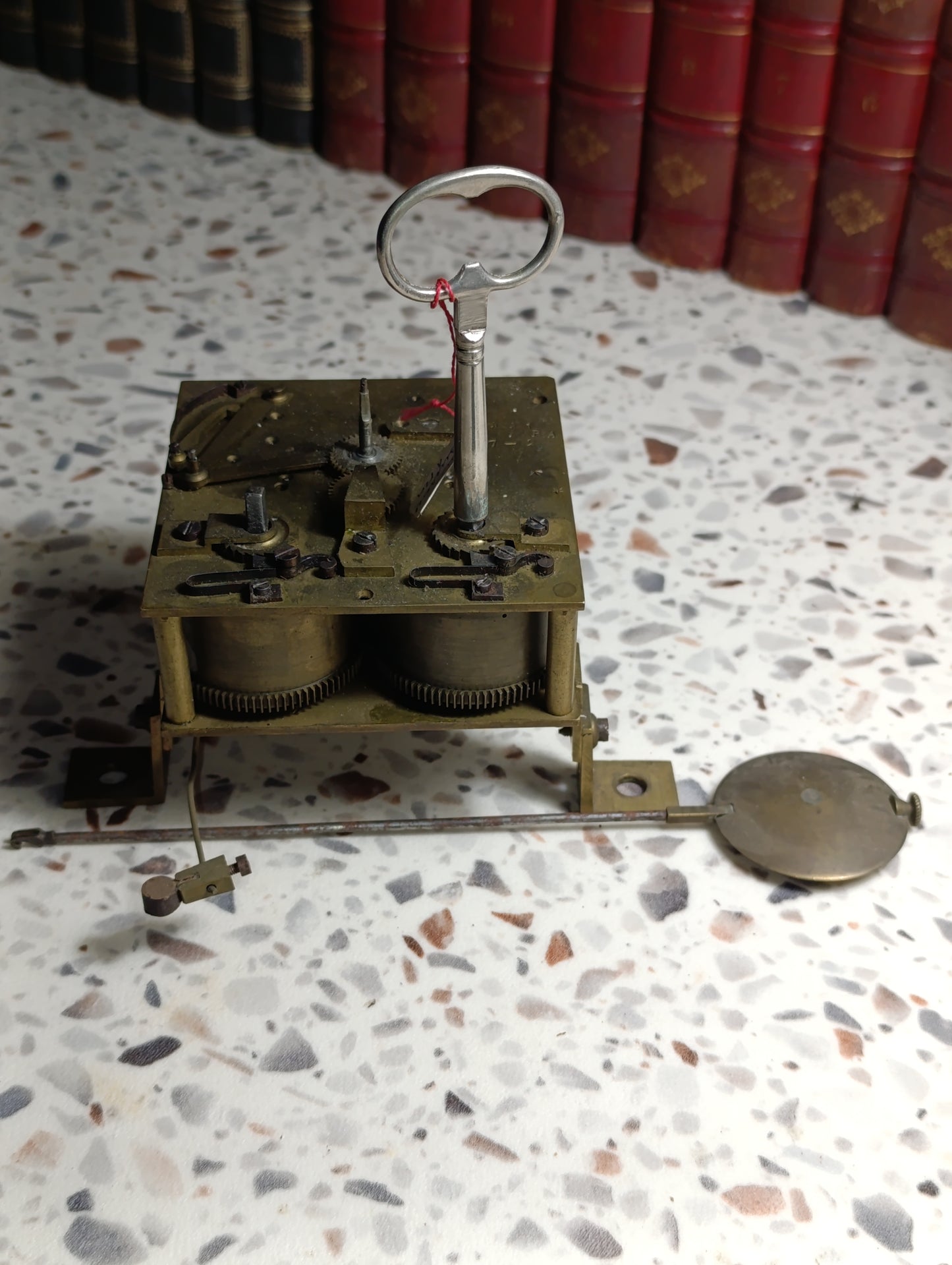Mécanisme de pendule ancienne avec balancier et clé – 10,5 × 10,5 cm