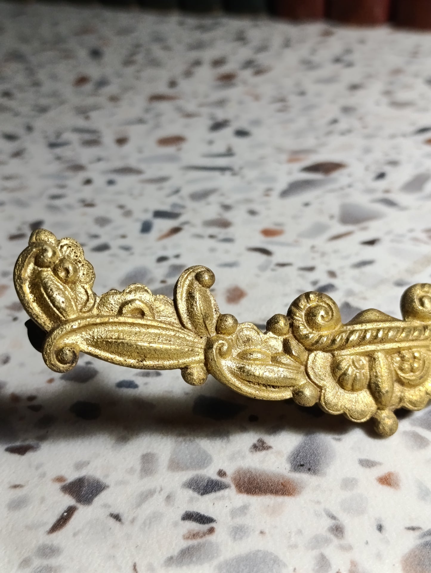 Élément décoratif de pendule ancien en régule doré – Fronton 18 cm