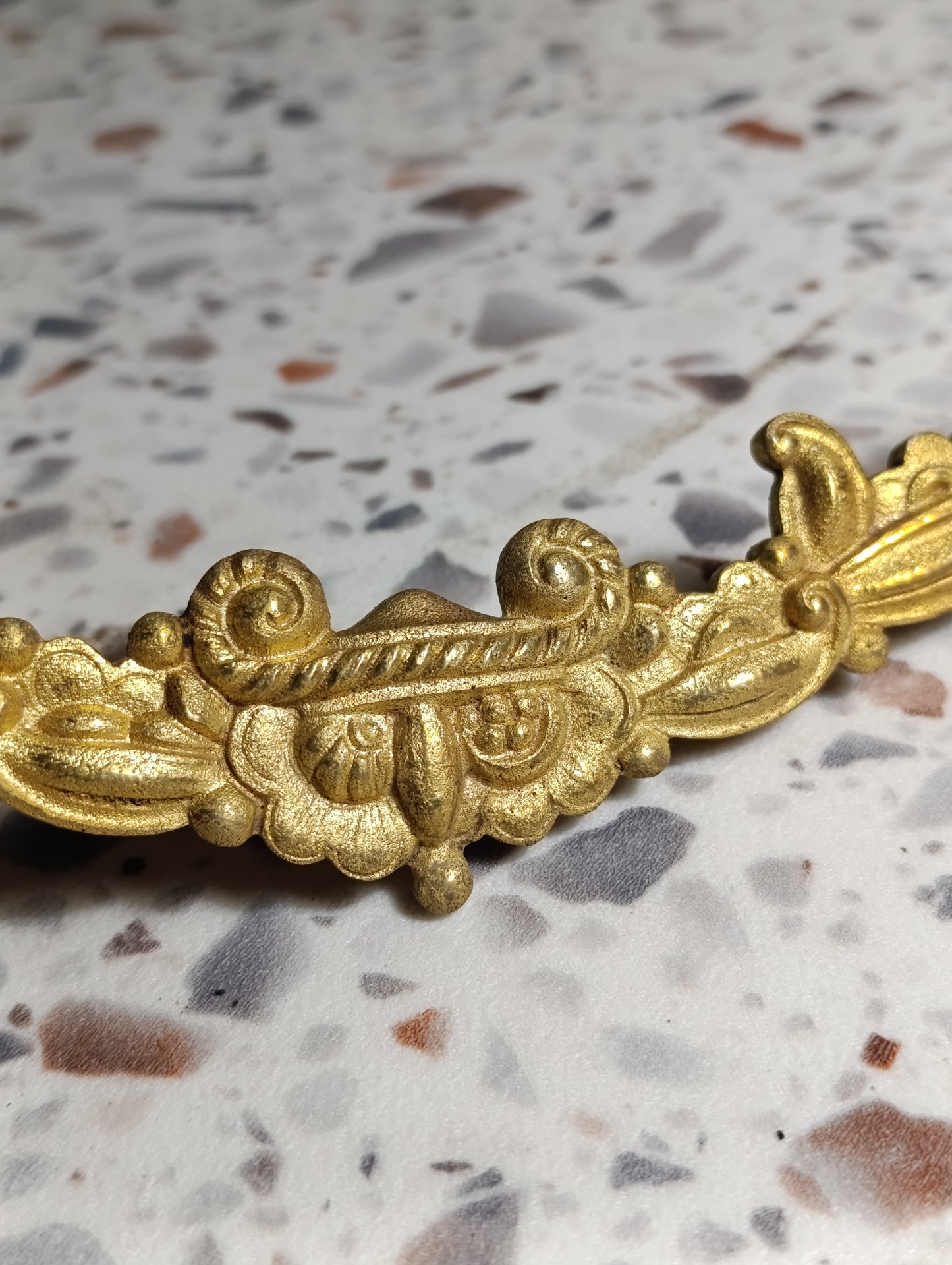 Élément décoratif de pendule ancien en régule doré – Fronton 18 cm