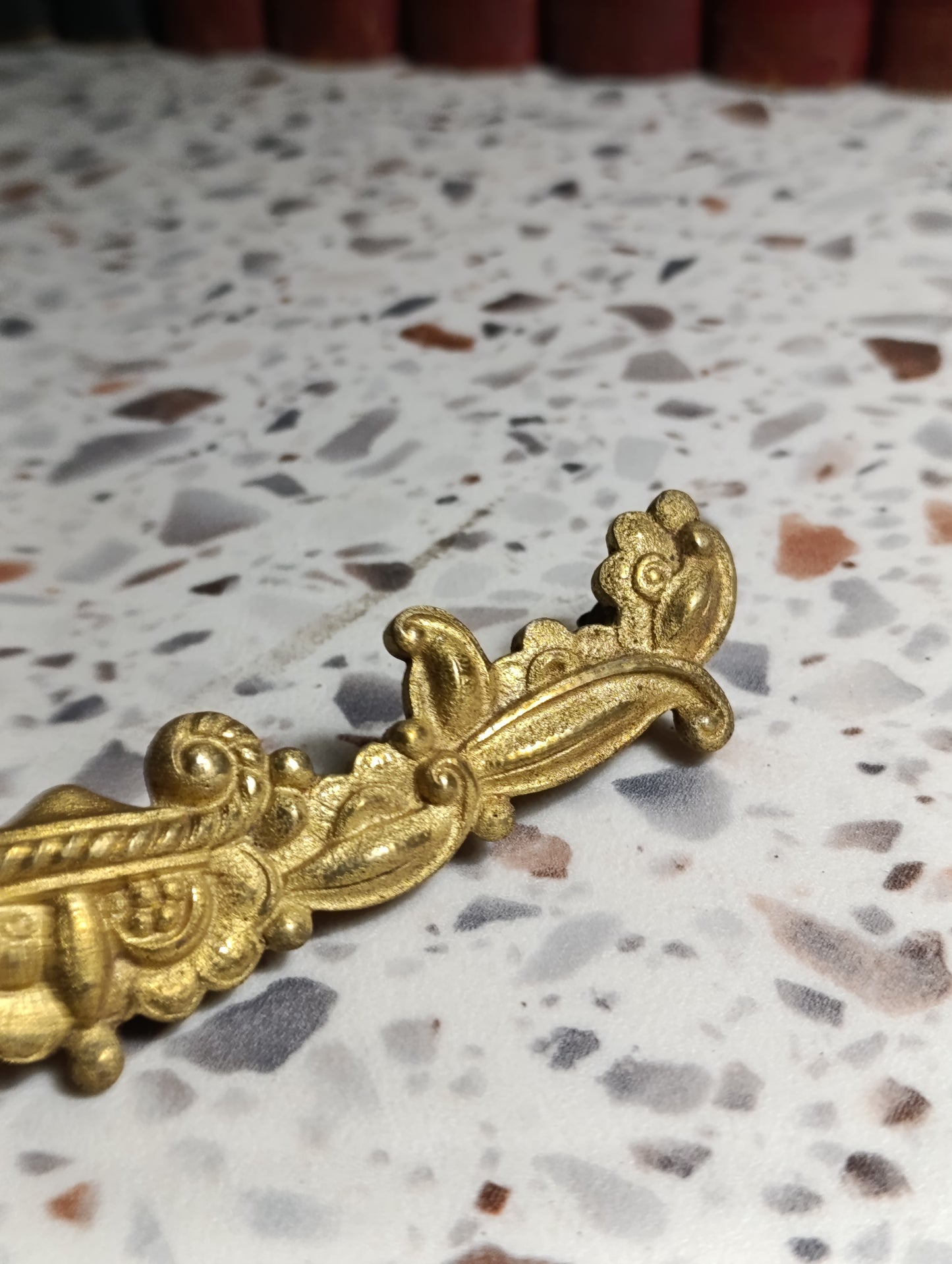 Élément décoratif de pendule ancien en régule doré – Fronton 18 cm