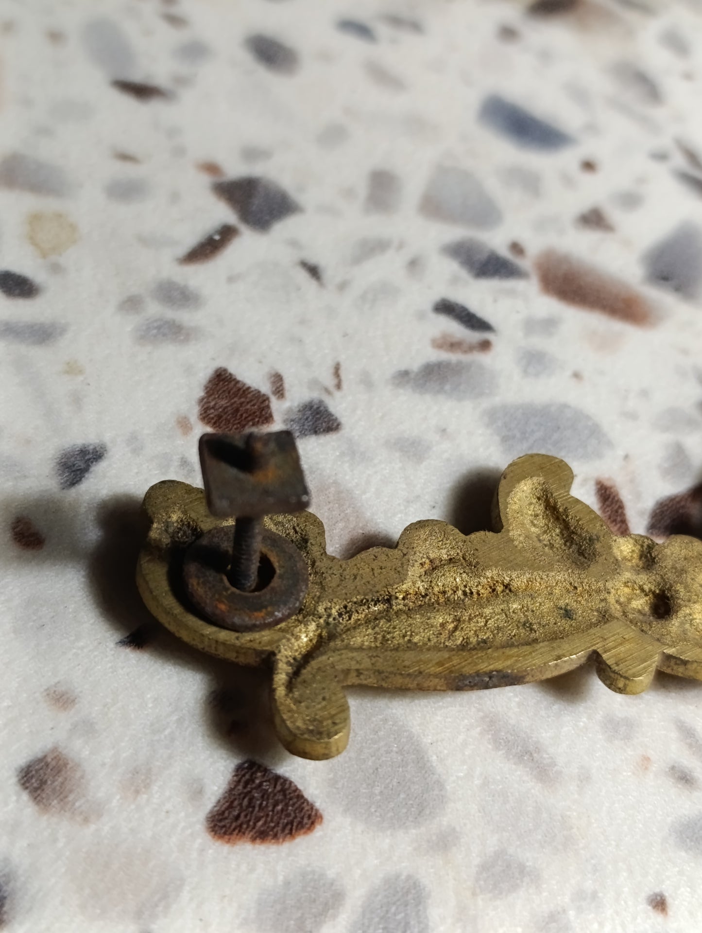 Élément décoratif de pendule ancien en régule doré – Fronton 18 cm