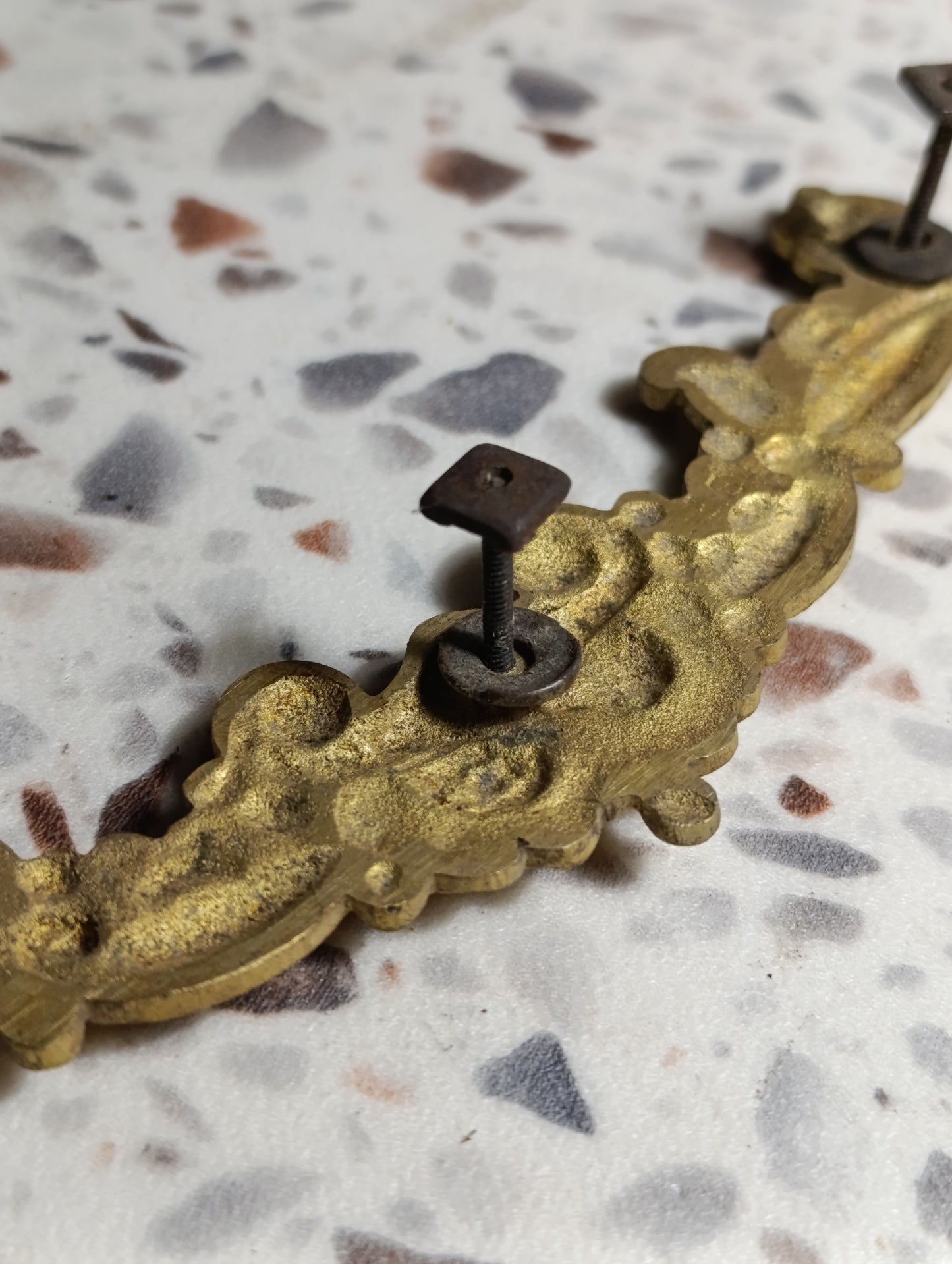 Élément décoratif de pendule ancien en régule doré – Fronton 18 cm