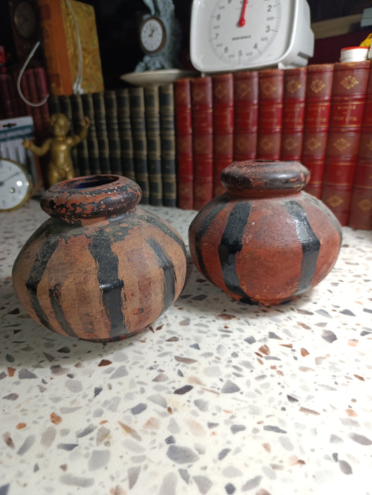 Lot de 2 vases anciens en terre cuite peinte noire – Décor artisanal 14 cm