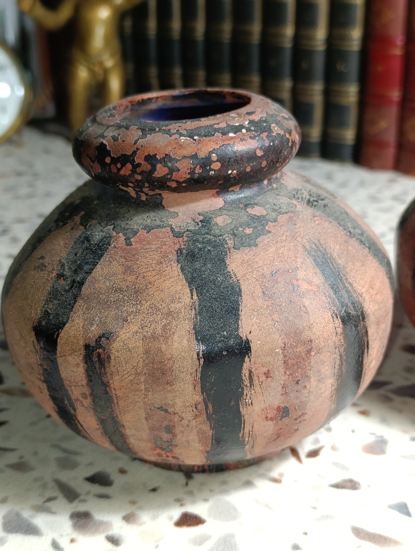 Lot de 2 vases anciens en terre cuite peinte noire – Décor artisanal 14 cm