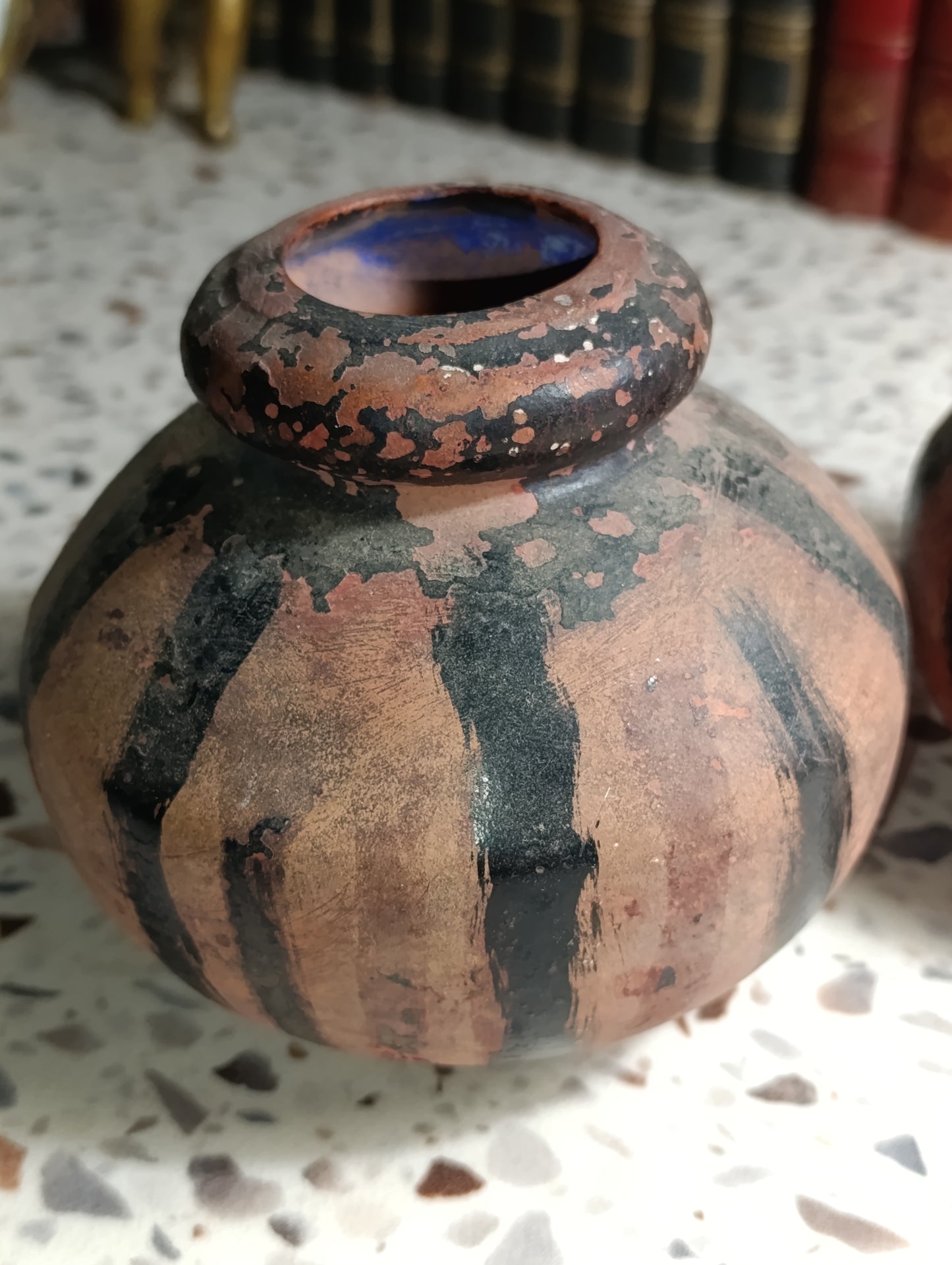 Lot de 2 vases anciens en terre cuite peinte noire – Décor artisanal 14 cm