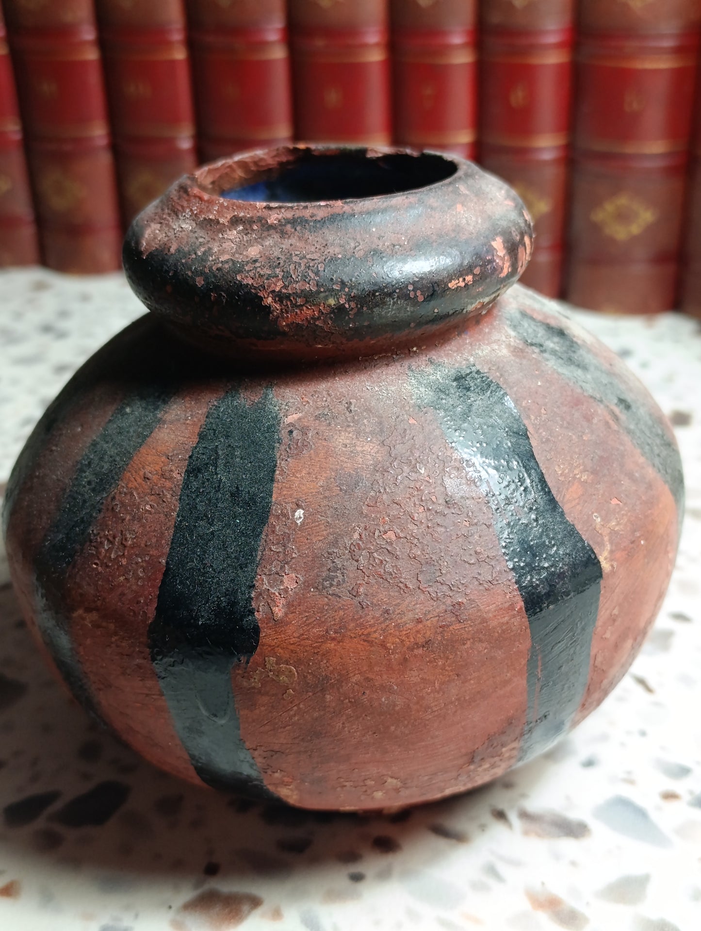 Lot de 2 vases anciens en terre cuite peinte noire – Décor artisanal 14 cm