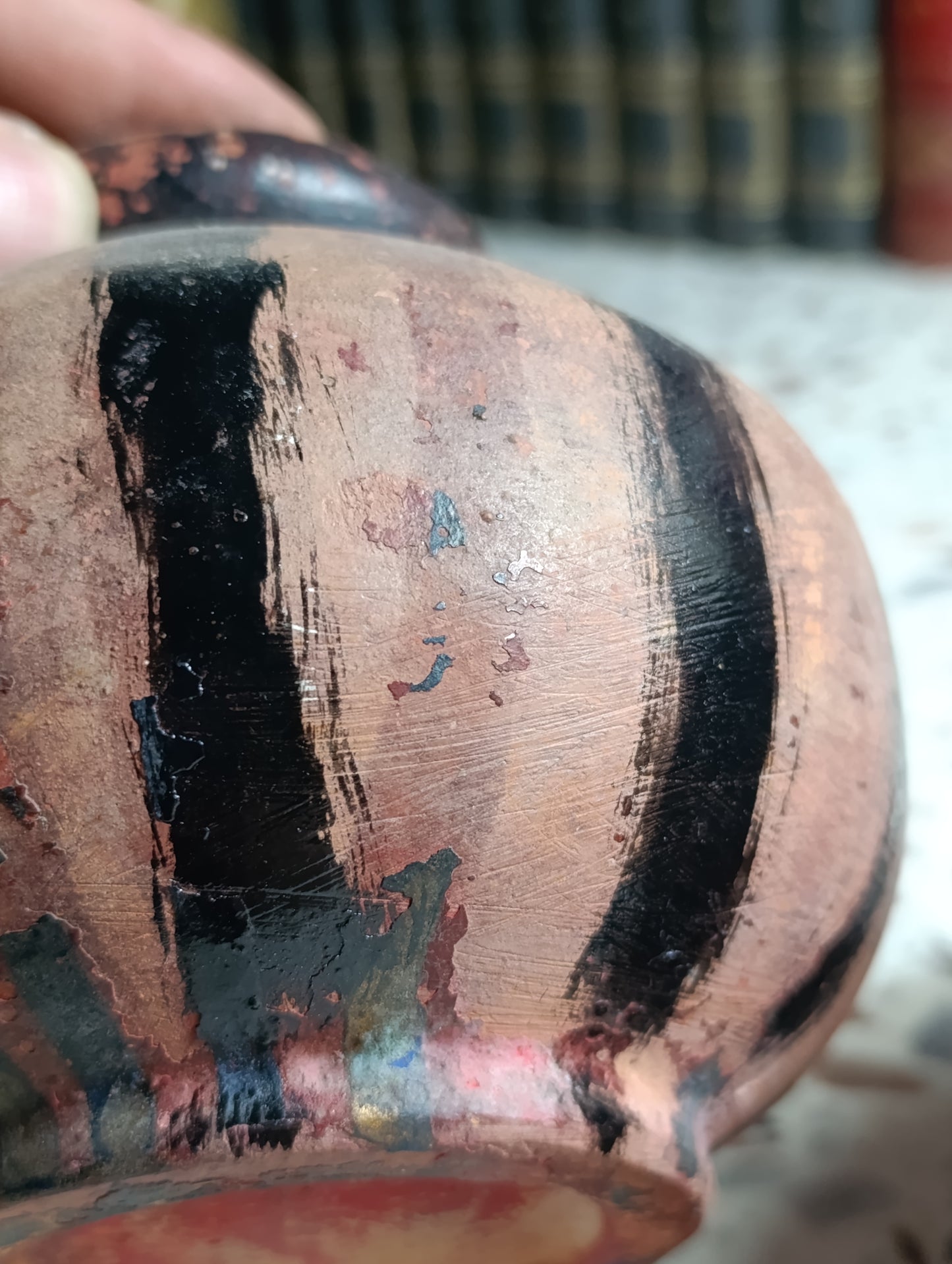 Lot de 2 vases anciens en terre cuite peinte noire – Décor artisanal 14 cm