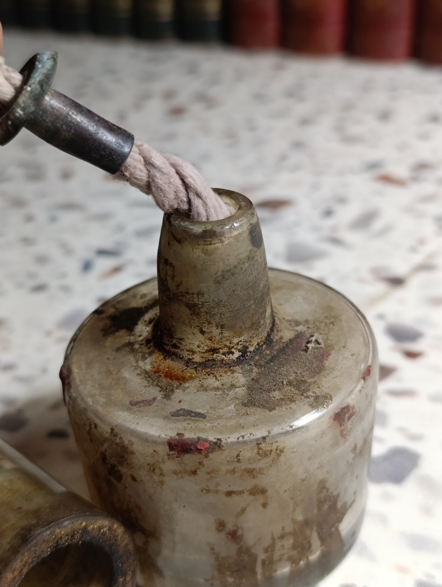 Ancienne lampe chalumeau d'horloger en verre – Stock d'horlogerie – En l'état
