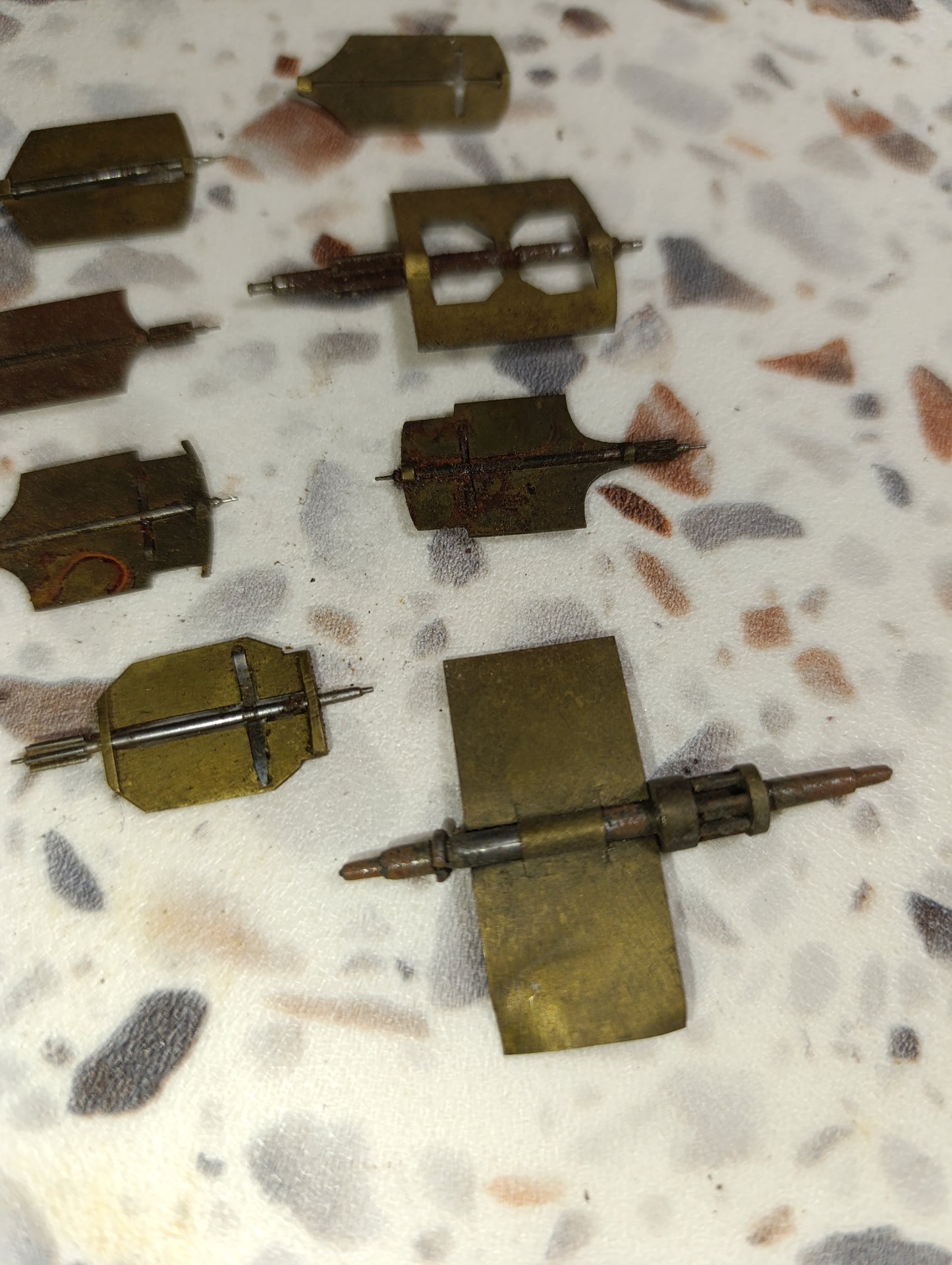 Lot de 12 ancres et balanciers d'horlogerie anciens en laiton et acier – Ancien stock d'atelier