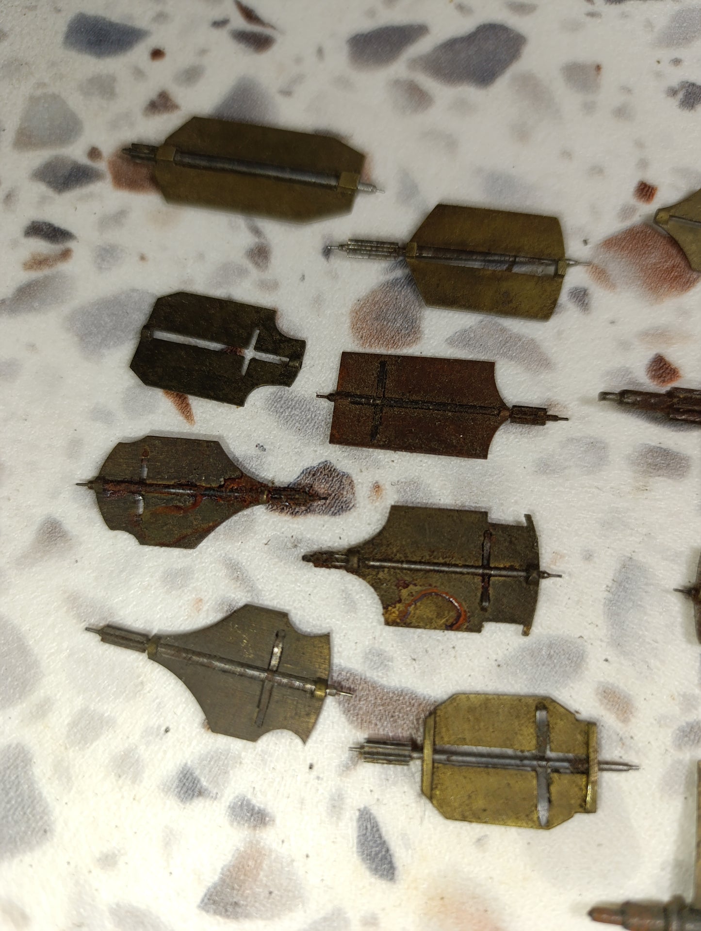 Lot de 12 ancres et balanciers d'horlogerie anciens en laiton et acier – Ancien stock d'atelier
