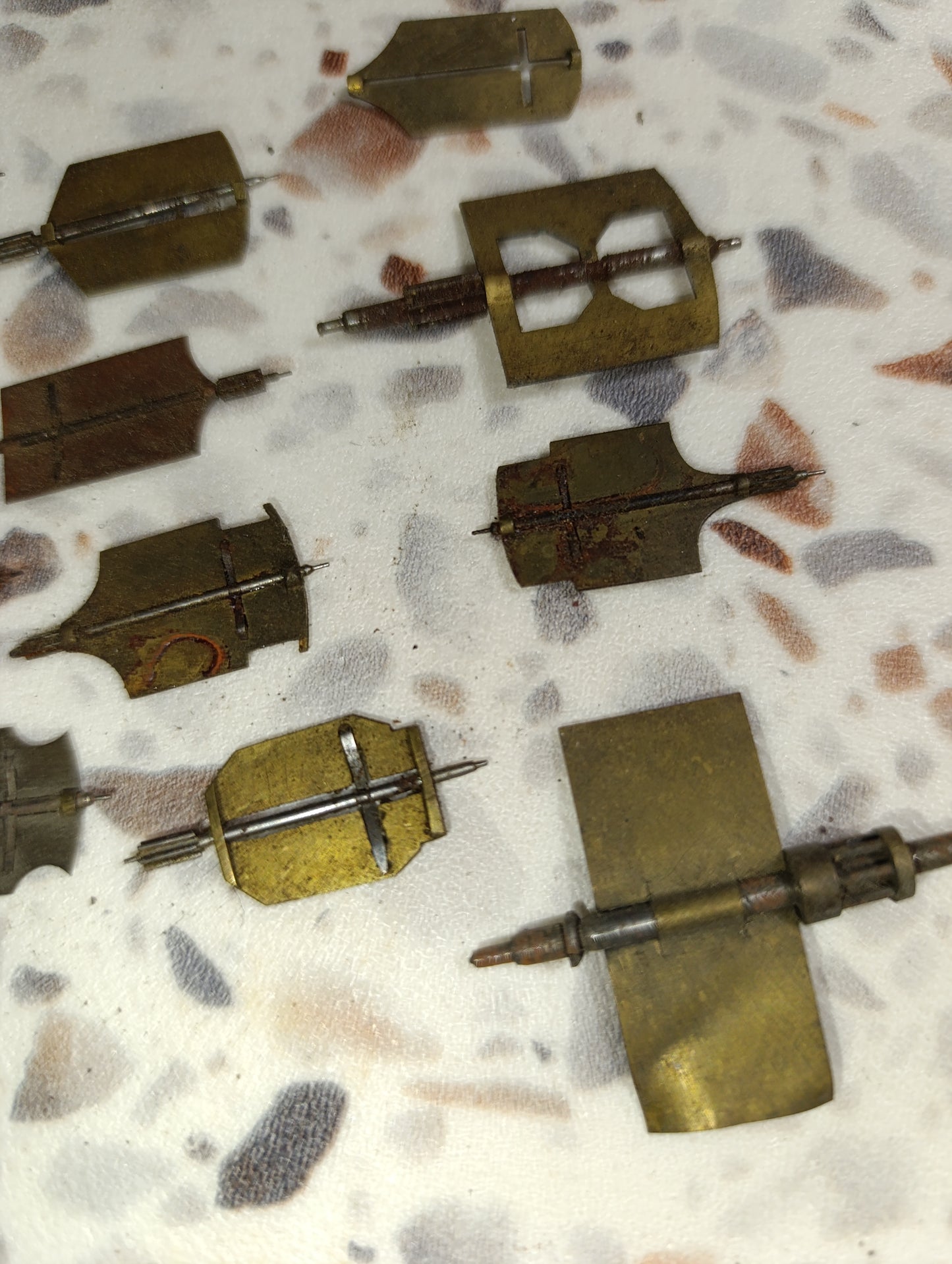 Lot de 12 ancres et balanciers d'horlogerie anciens en laiton et acier – Ancien stock d'atelier