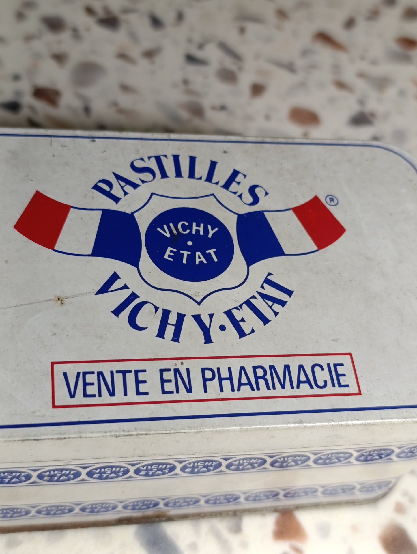 Boîte métallique Pastilles Vichy État – Vente en pharmacie – Boîte publicitaire vintage