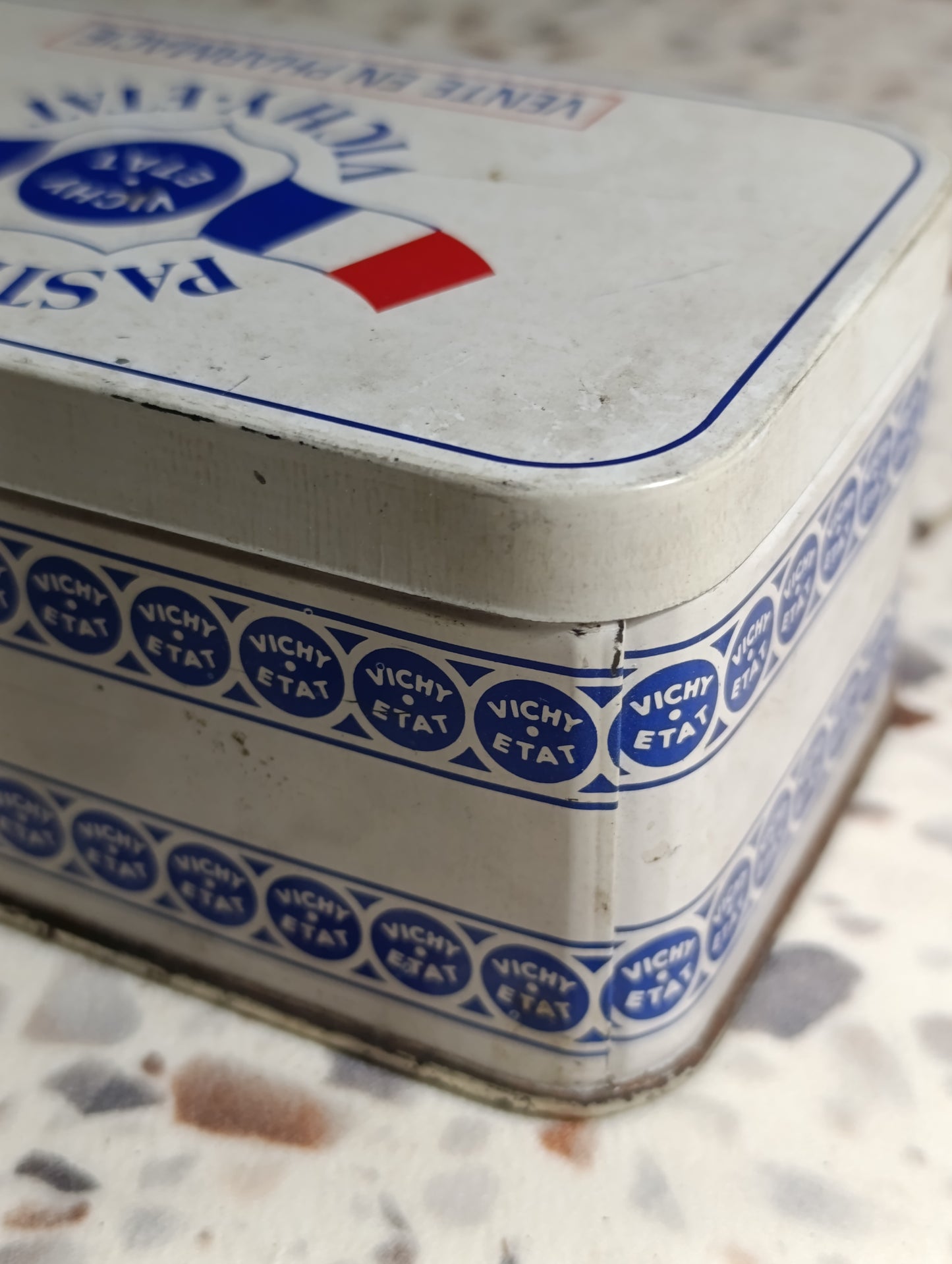 Boîte métallique Pastilles Vichy État – Vente en pharmacie – Boîte publicitaire vintage