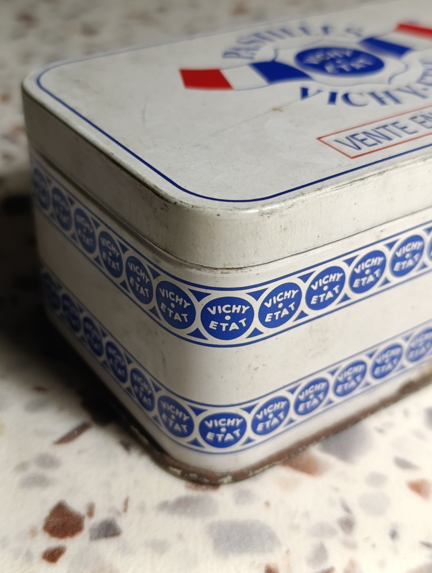 Boîte métallique Pastilles Vichy État – Vente en pharmacie – Boîte publicitaire vintage