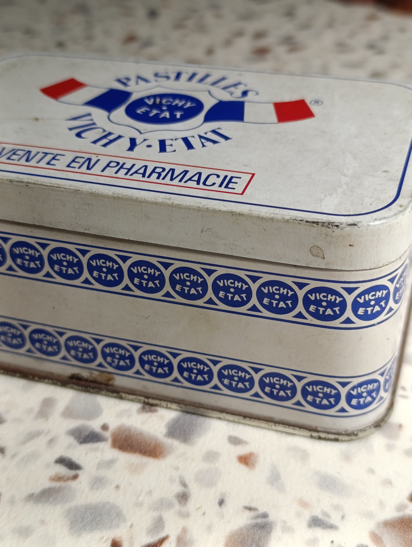 Boîte métallique Pastilles Vichy État – Vente en pharmacie – Boîte publicitaire vintage