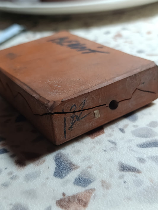 Lot de 4 moules anciens d'horlogerie en résine, vendus en un seul lot.