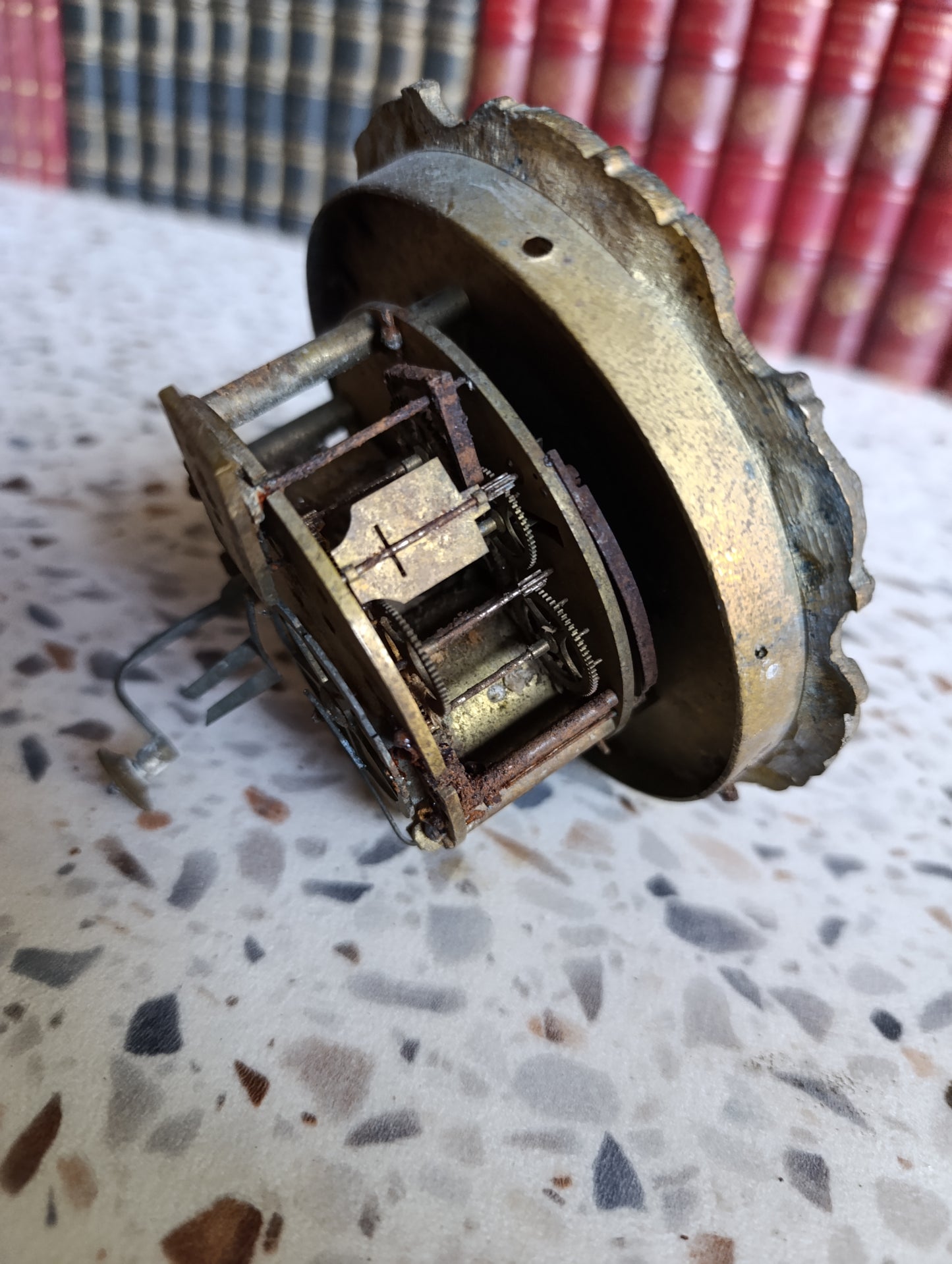 Mouvement d'horloge ancien avec cadran émaillé et entourage en bronze – Pour pièces ou restauration
