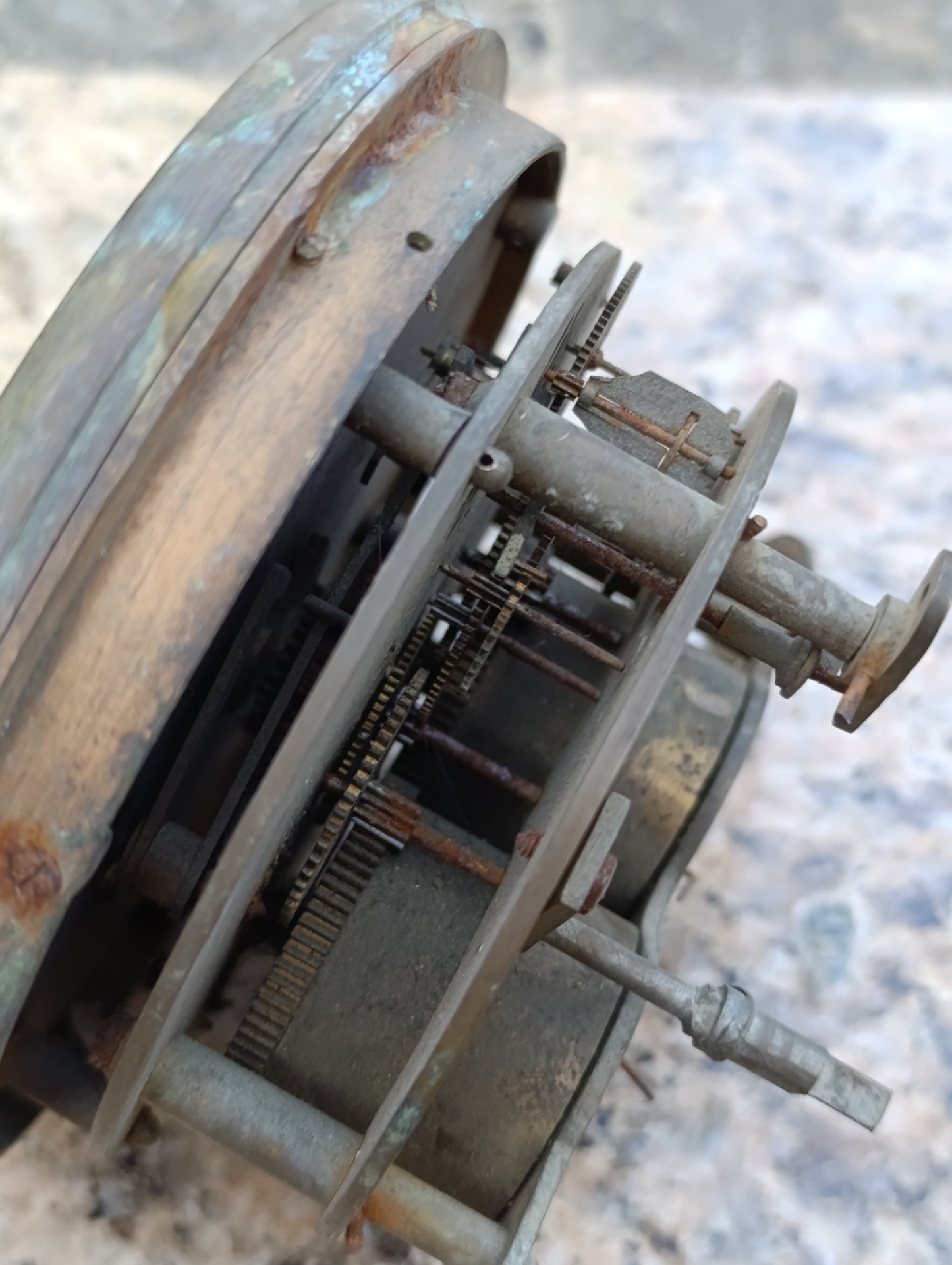 Mouvement d’horloge ancien avec cadran émaillé 13 cm – Pour restauration